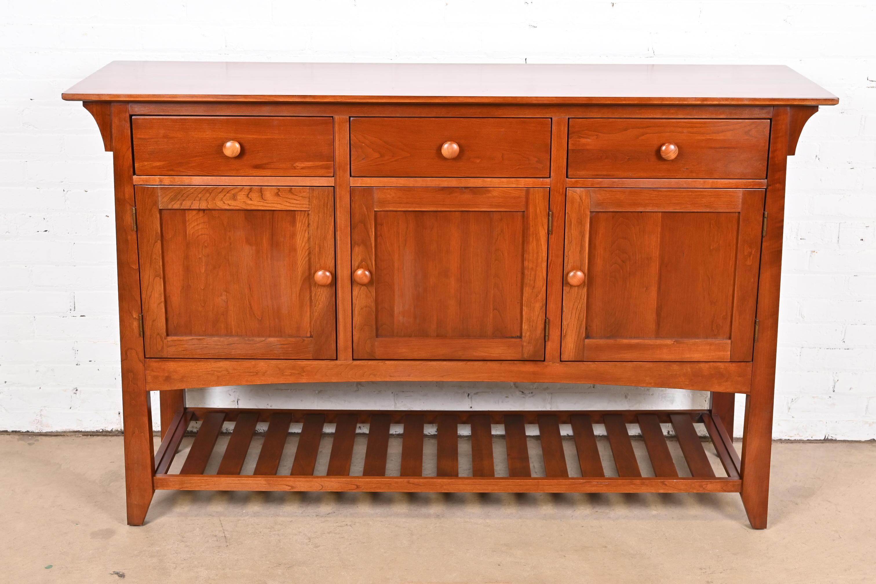 Una splendida credenza, credenza o mobile bar in legno di ciliegio in stile Arts & Crafts o Shaker Style.

USA, circa anni '1990

Misure: 64 