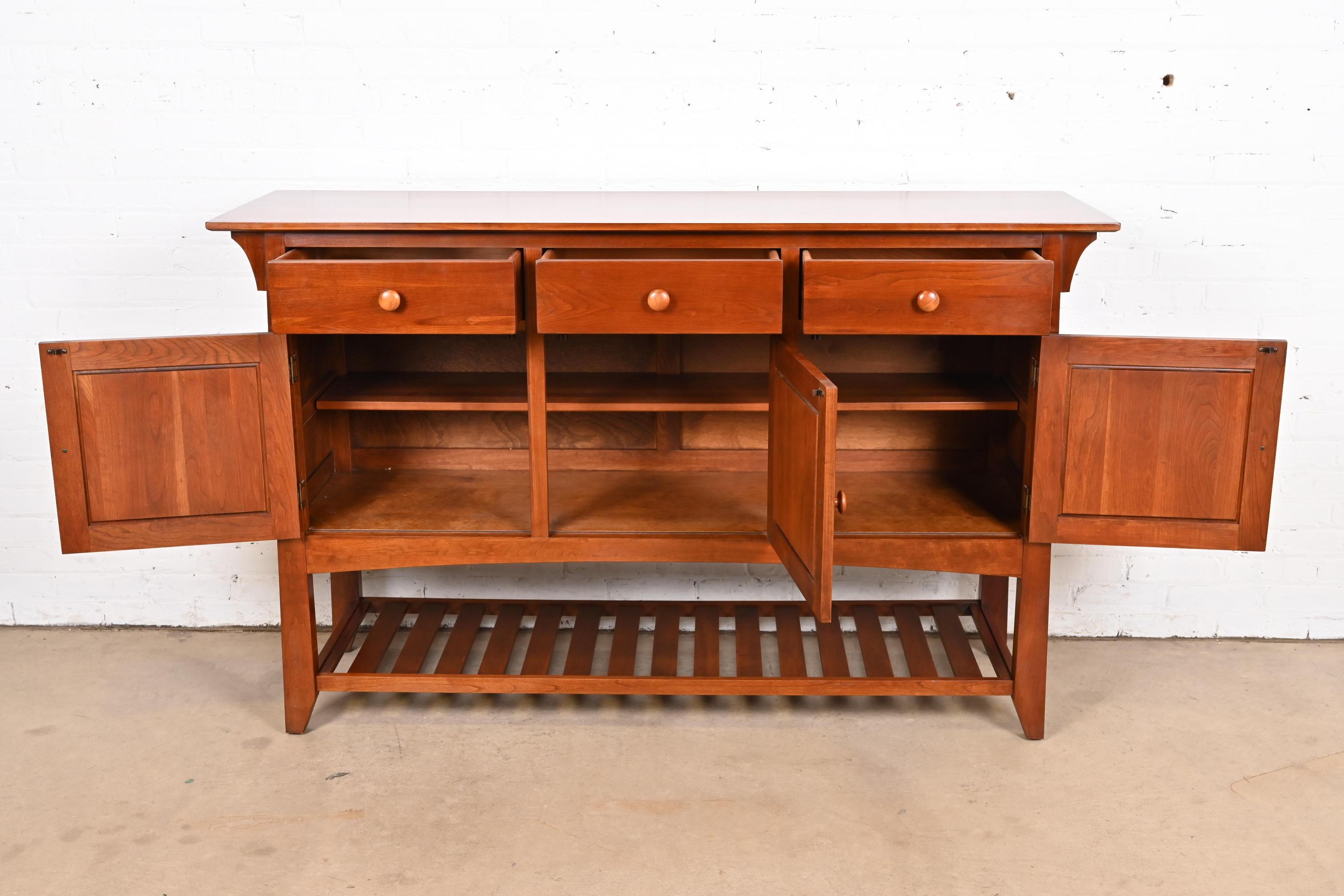 Credenza o mobile bar in legno di ciliegio Arts & Crafts In condizioni buone in vendita a South Bend, IN
