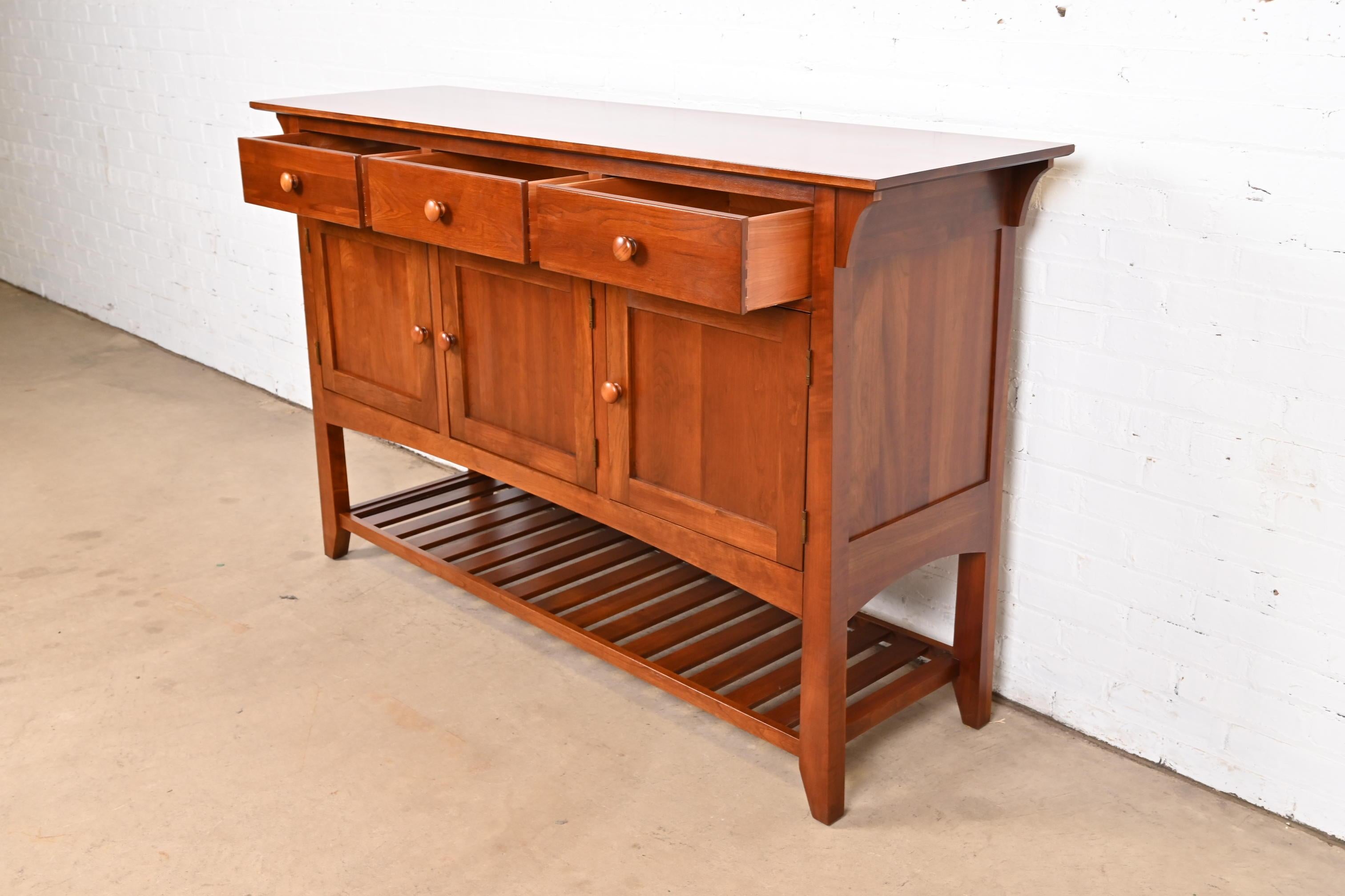 Fine XX secolo Credenza o mobile bar in legno di ciliegio Arts & Crafts in vendita
