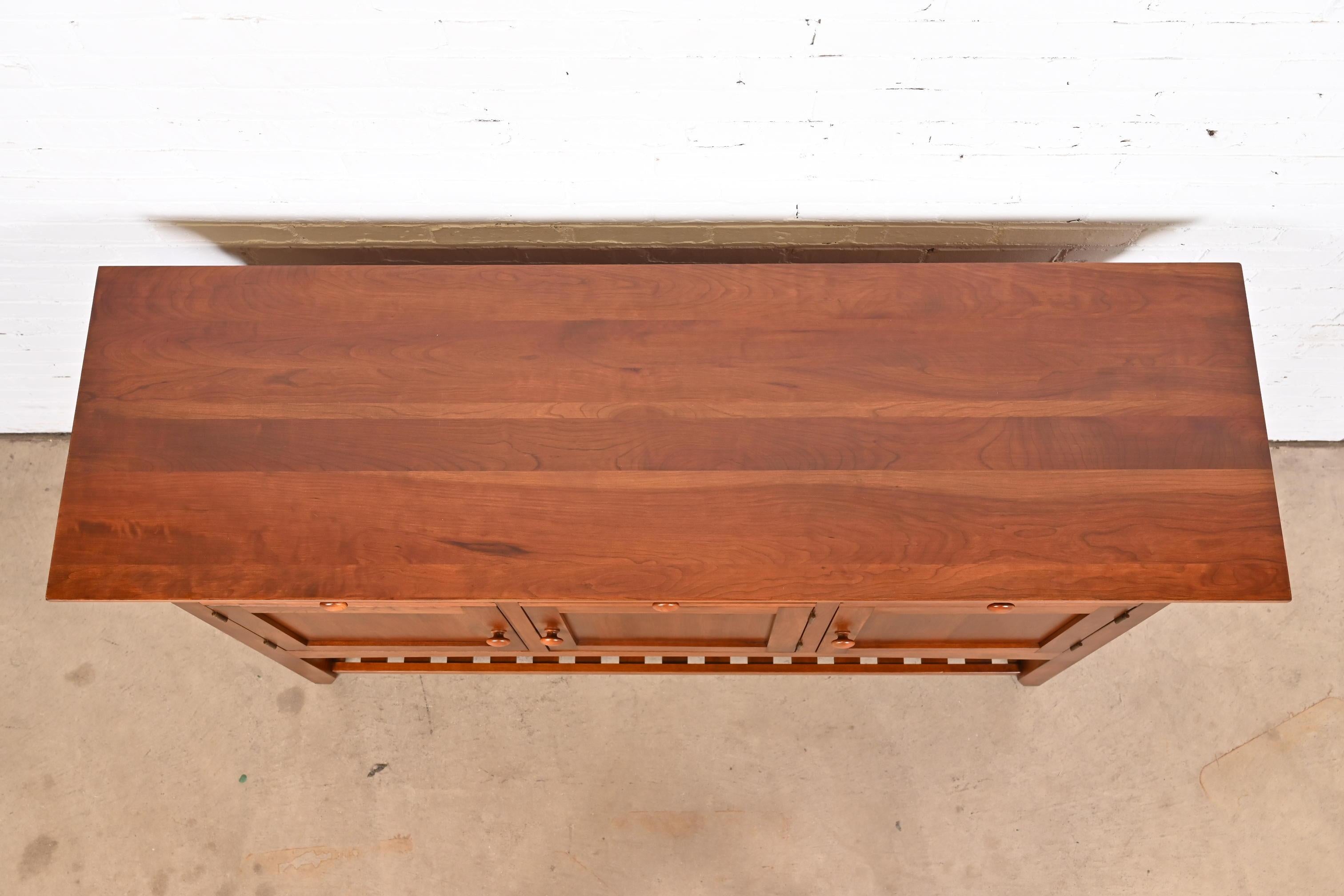 Ciliegio Credenza o mobile bar in legno di ciliegio Arts & Crafts in vendita