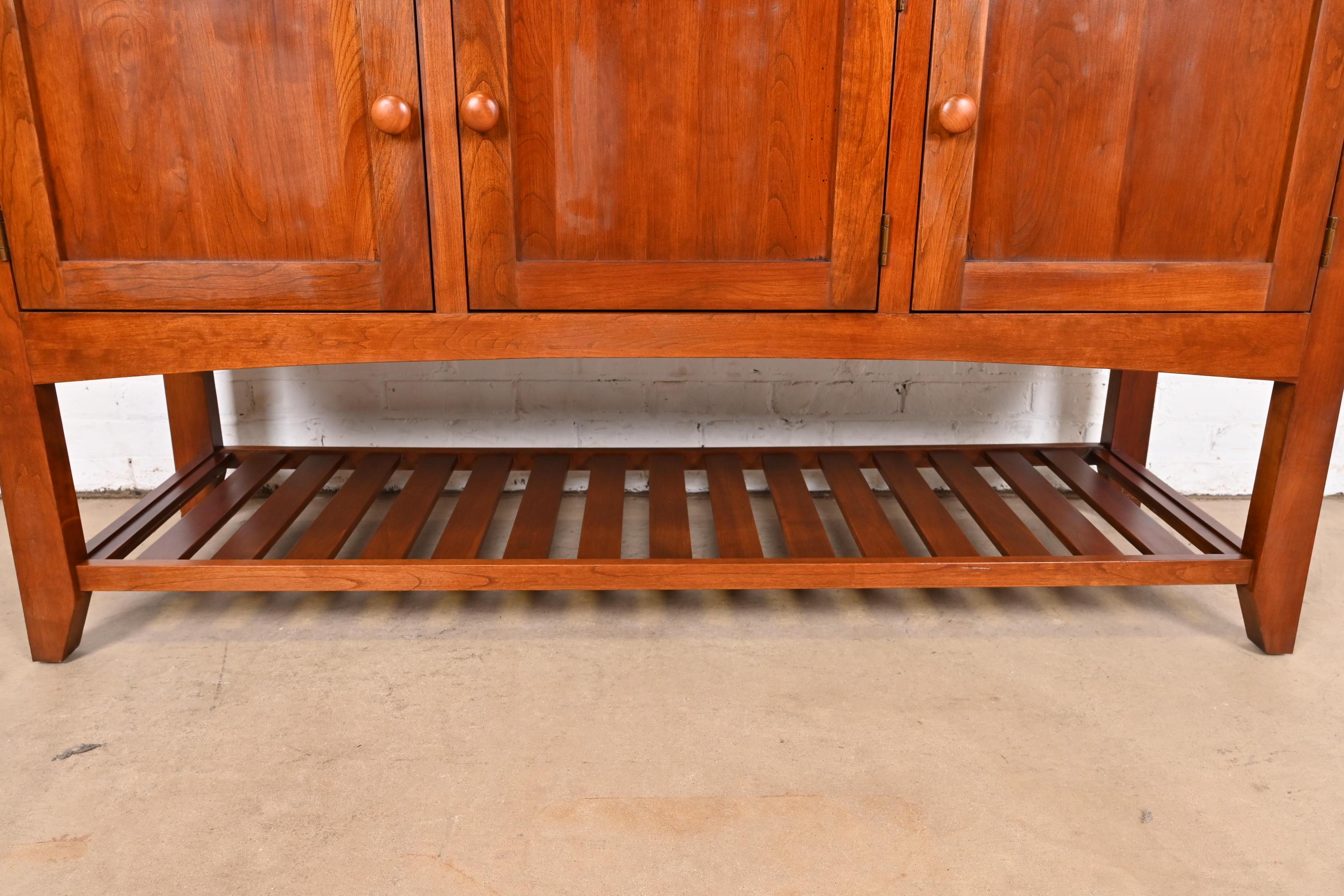 Credenza o mobile bar in legno di ciliegio Arts & Crafts in vendita 1