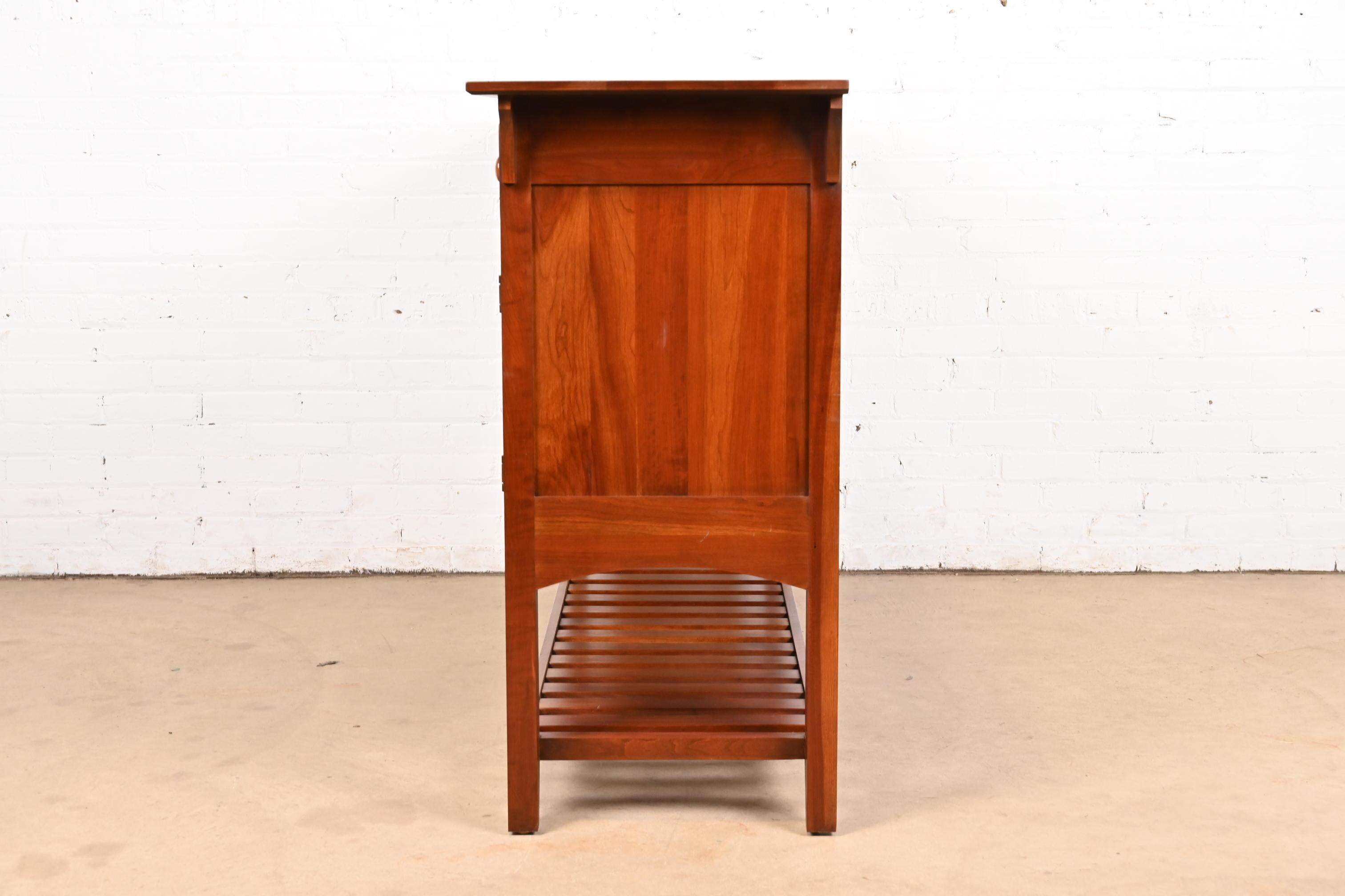 Credenza o mobile bar in legno di ciliegio Arts & Crafts in vendita 2