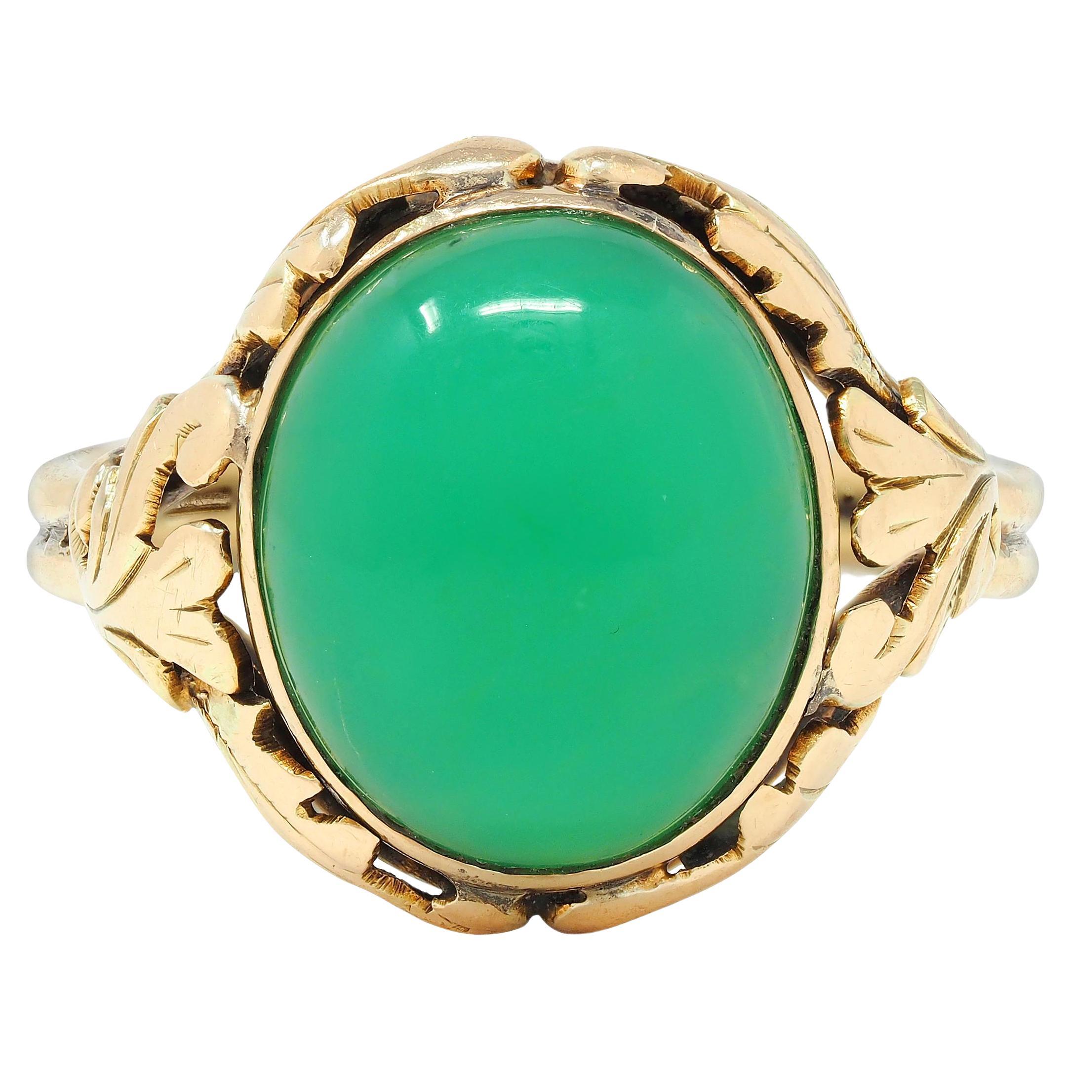 Bague ancienne Arts & Crafts en or 14 carats avec cabochon de chrysoprase et feuillage floral