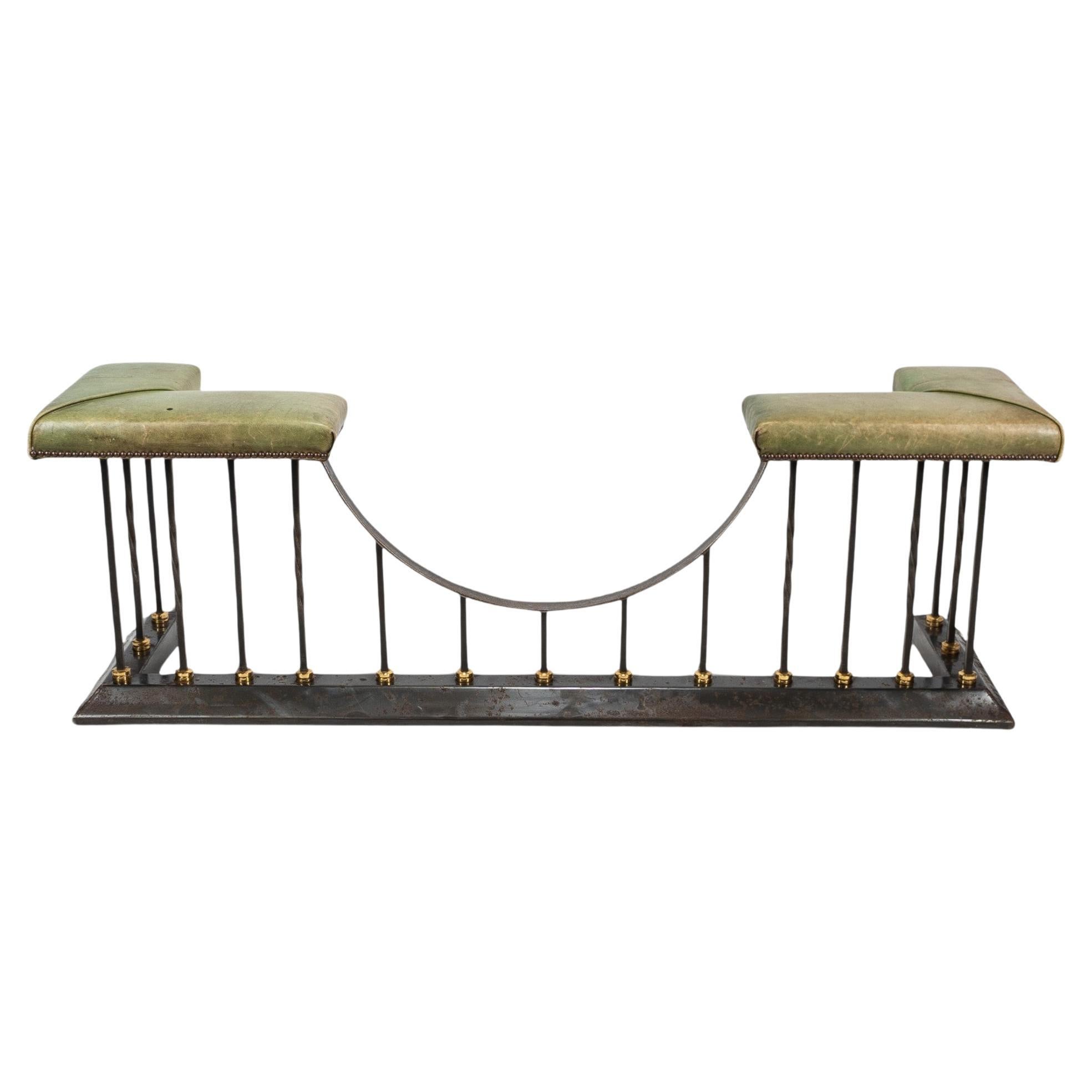 Arts & Crafts Club Fender aus Messing und Gusseisen mit Sitzen aus grünem Leder