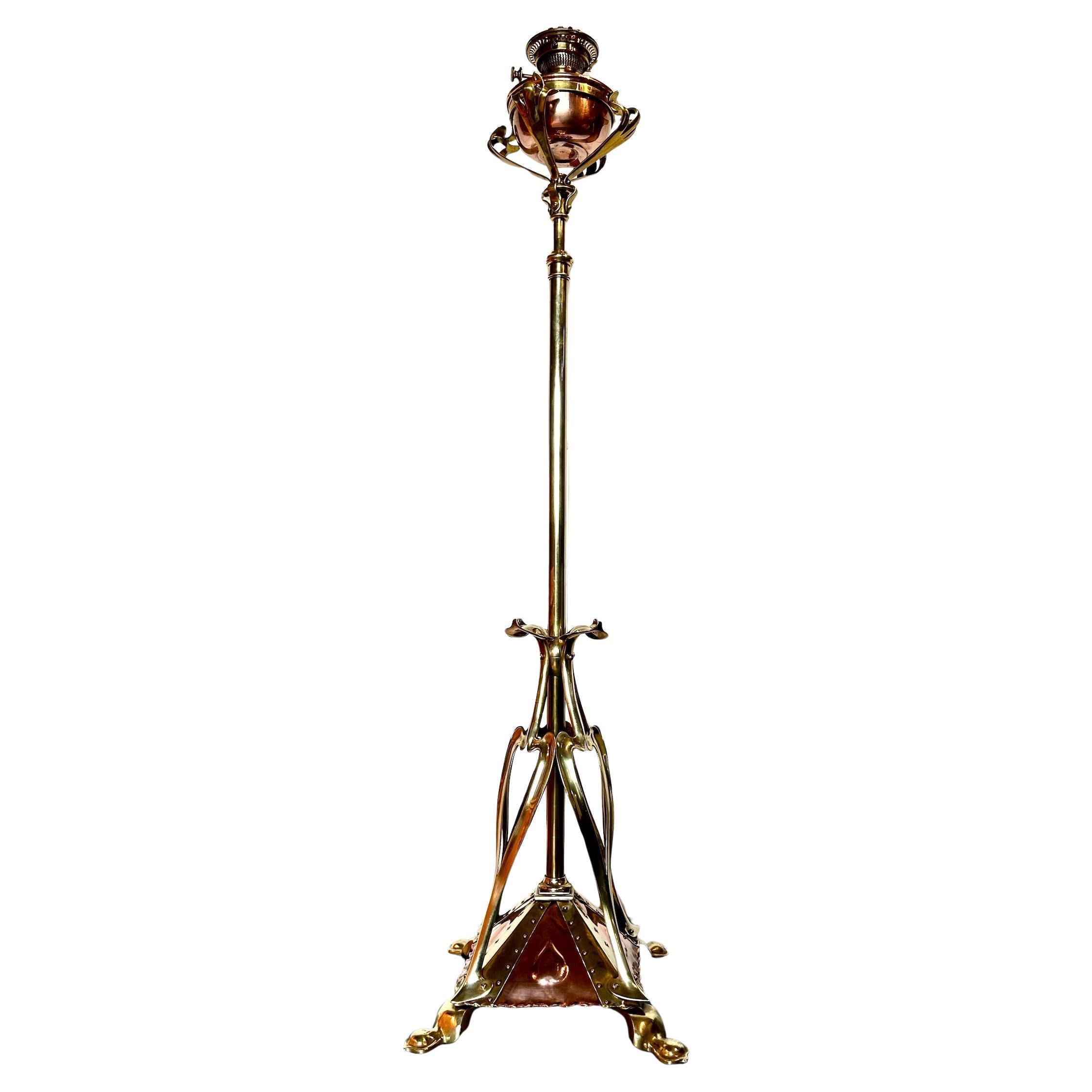 Lampada standard regolabile in rame e ottone di Arts 
Crafts in vendita