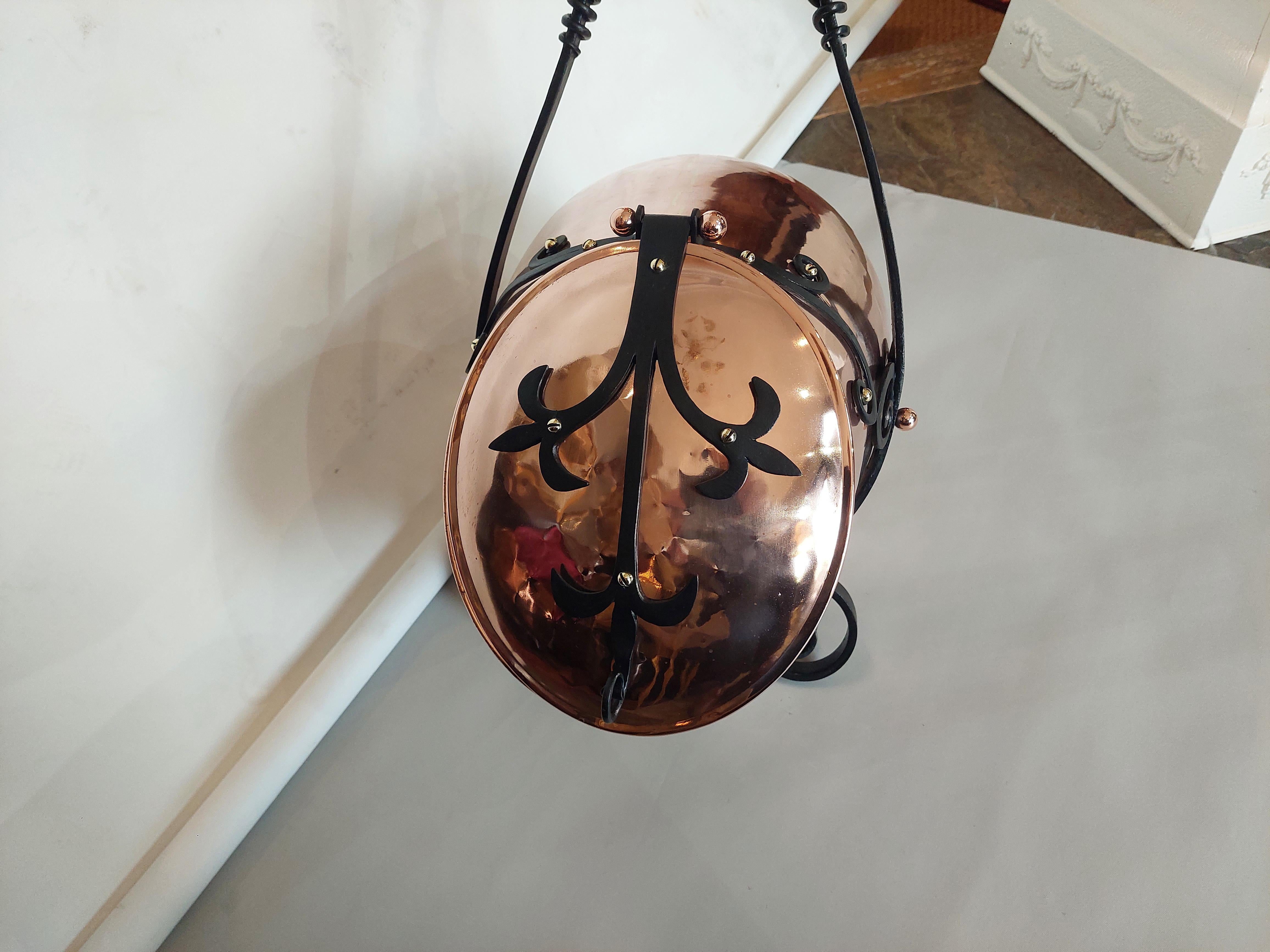 Arts and Crafts Chandelier Arts & Crafts en cuivre et fer forgé en vente
