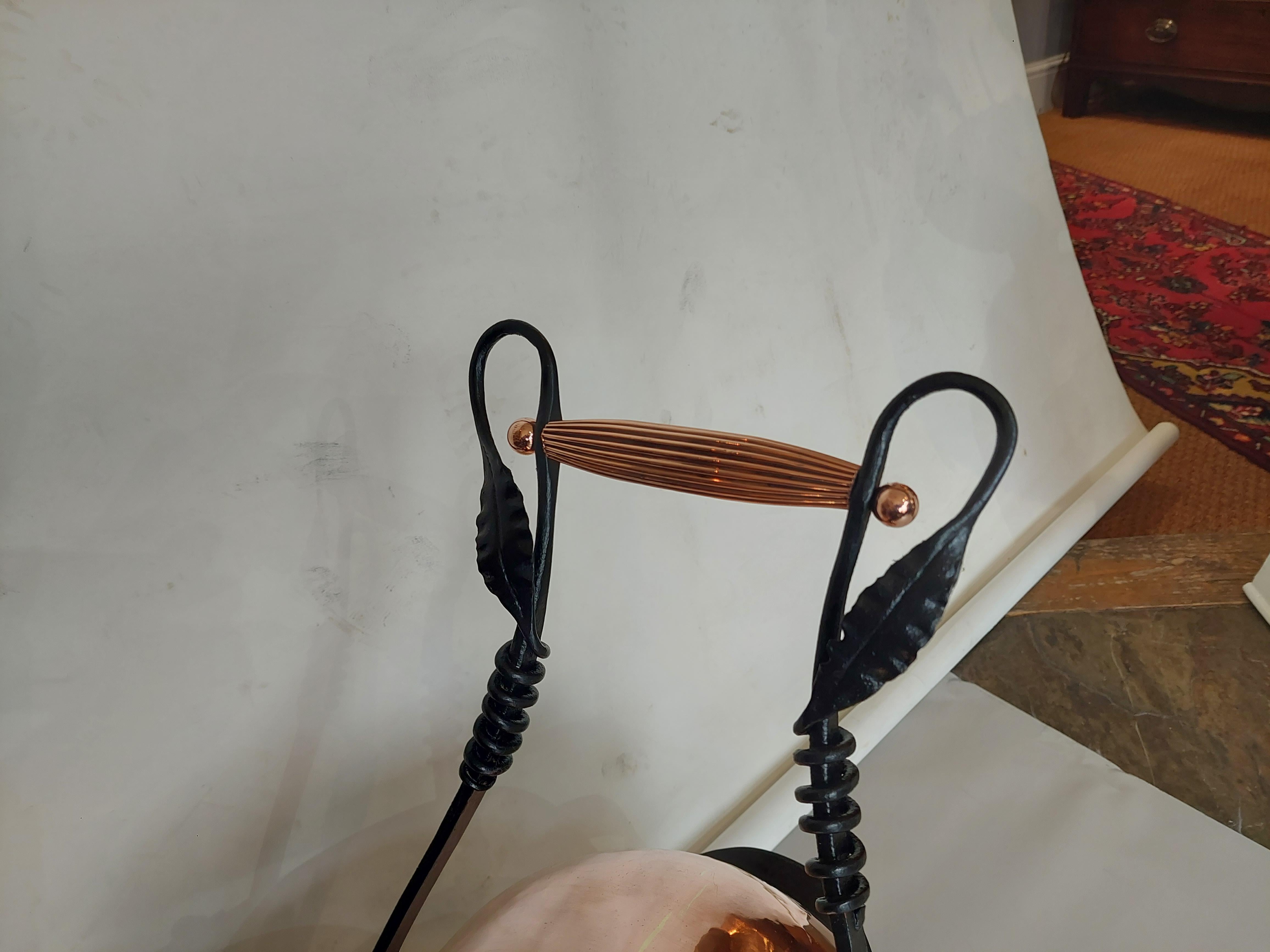 Anglais Chandelier Arts & Crafts en cuivre et fer forgé en vente
