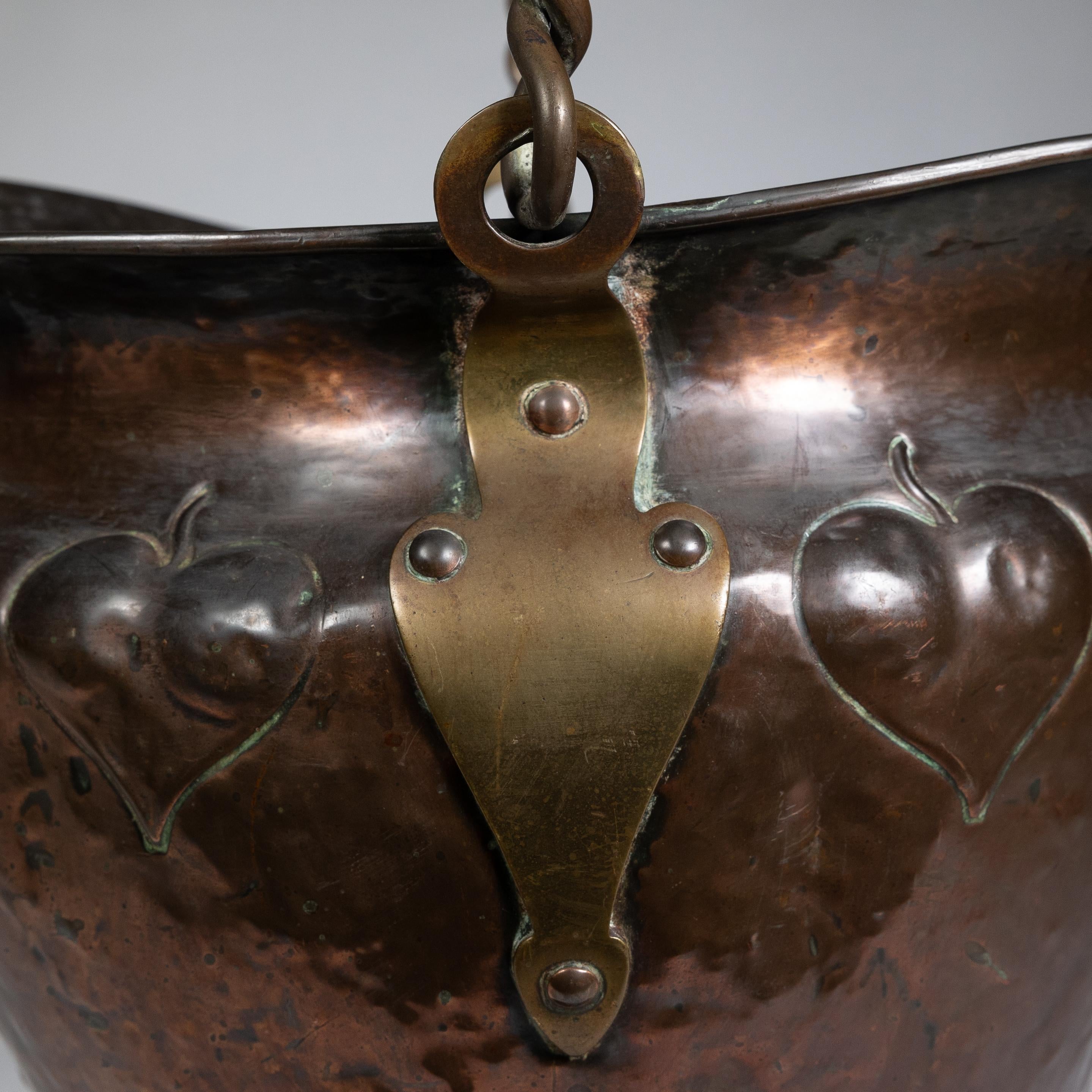 Copper Craft en cuivre avec décoration en feuilles repoussées et poignée en corde. en vente 3
