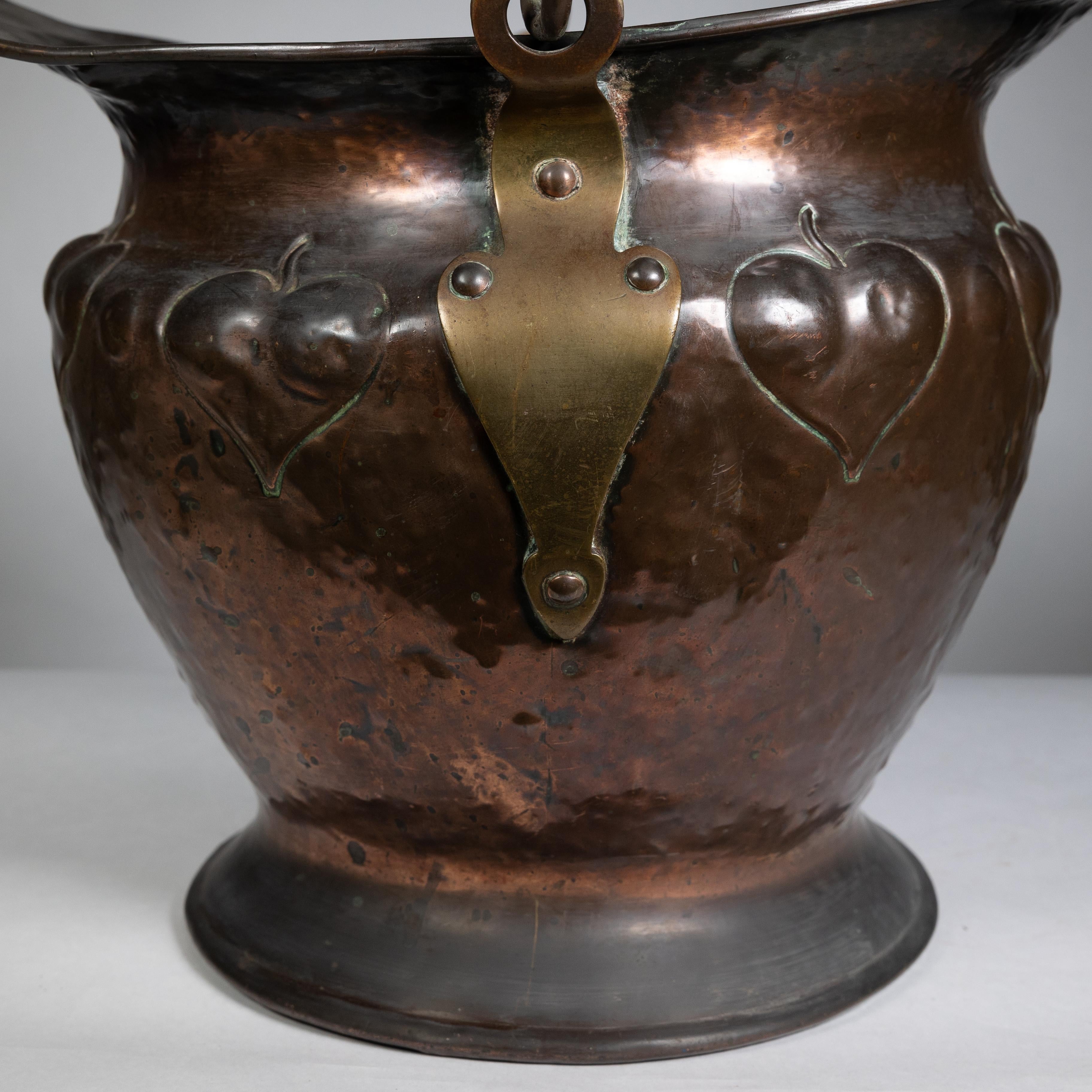Copper Craft en cuivre avec décoration en feuilles repoussées et poignée en corde. en vente 4