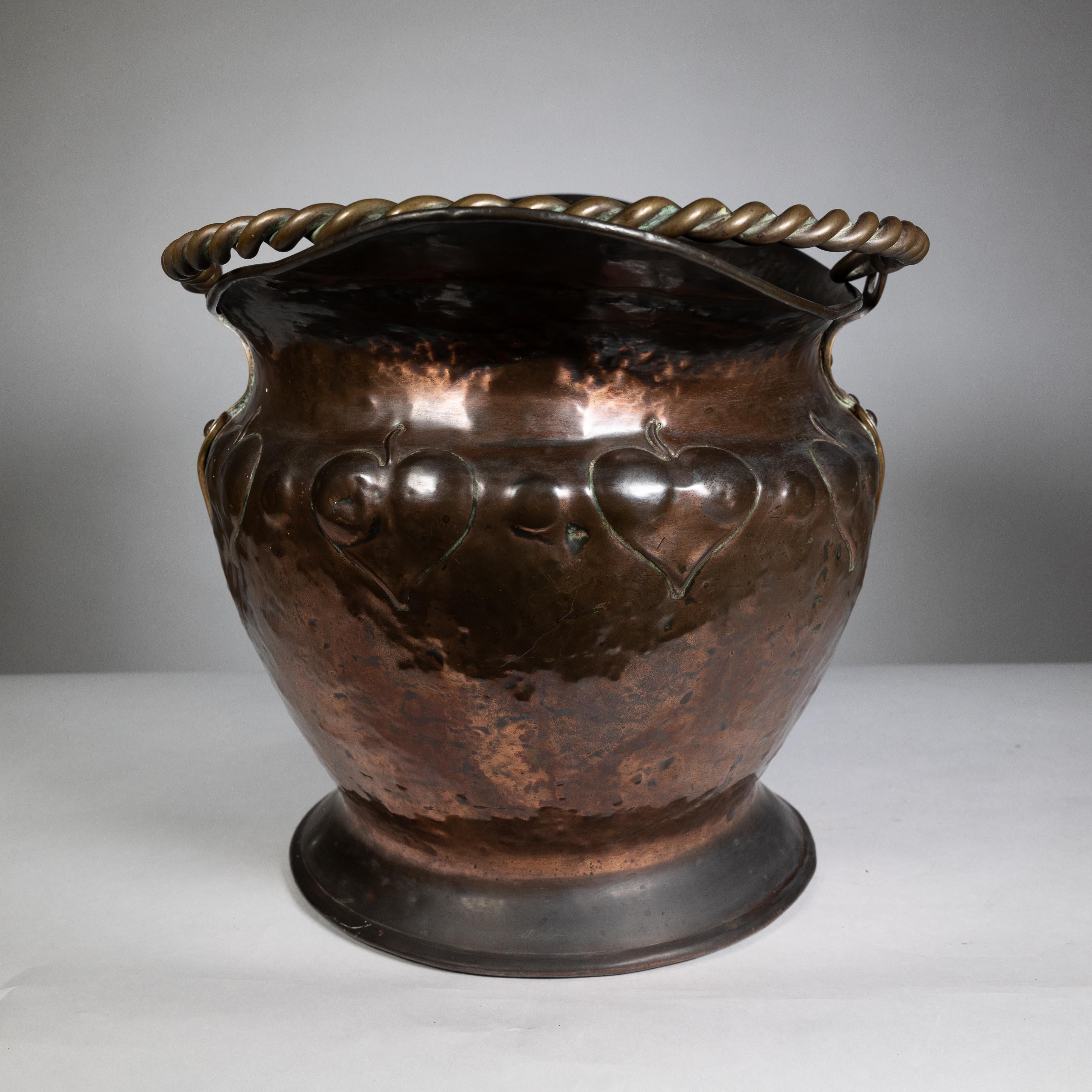 Anglais Copper Craft en cuivre avec décoration en feuilles repoussées et poignée en corde. en vente