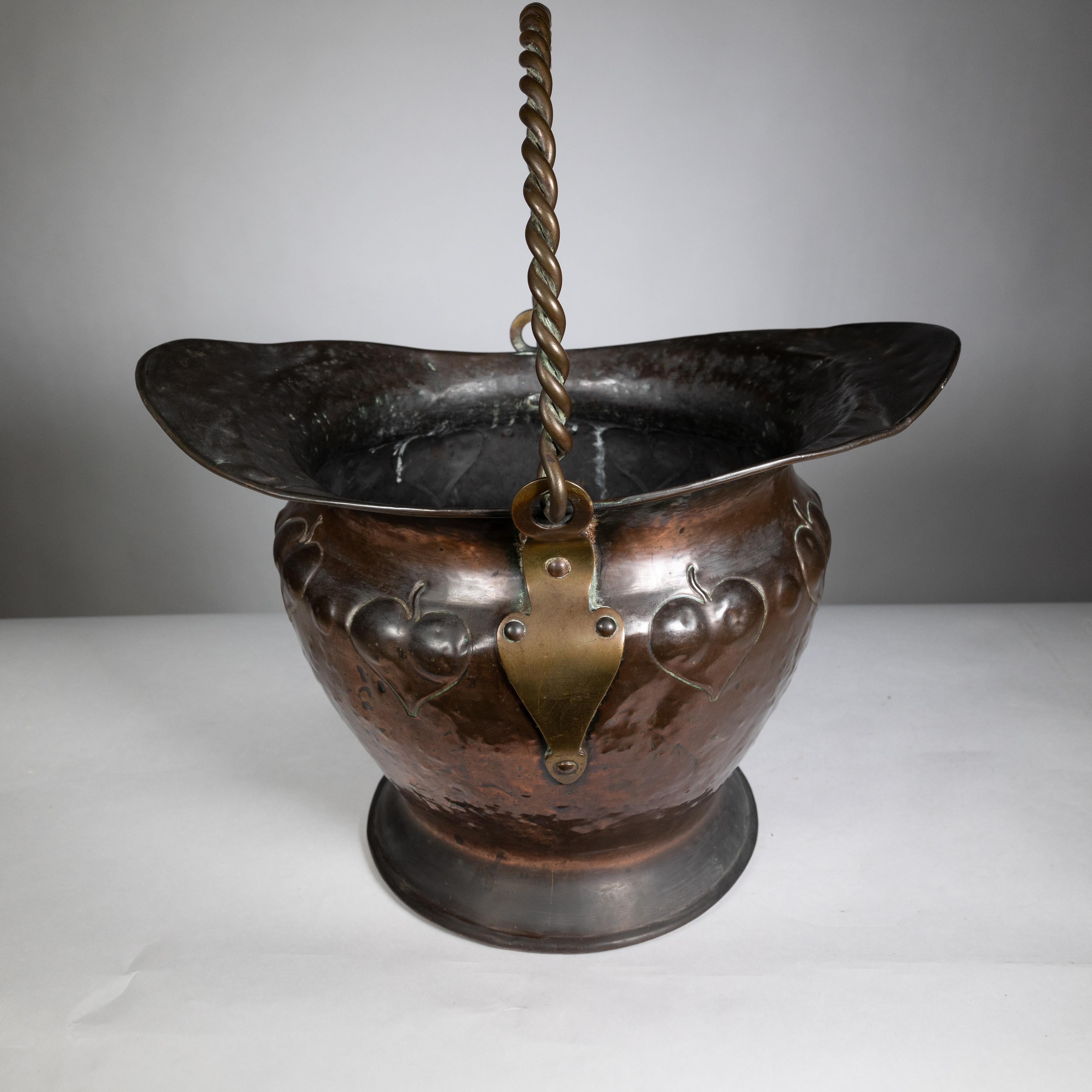 Cuivre Copper Craft en cuivre avec décoration en feuilles repoussées et poignée en corde. en vente