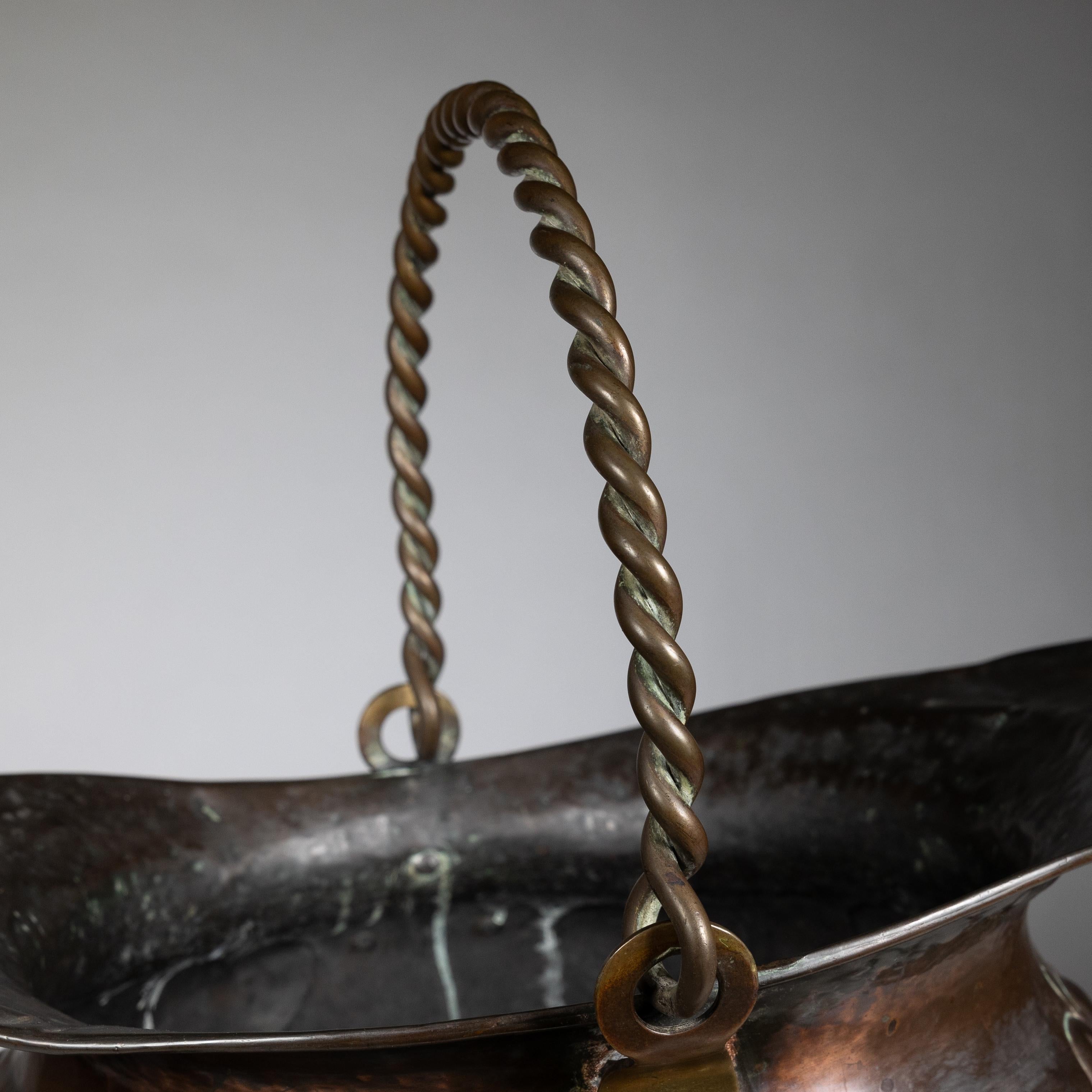Copper Craft en cuivre avec décoration en feuilles repoussées et poignée en corde. en vente 1