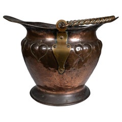 Copper Craft en cuivre avec décoration en feuilles repoussées et poignée en corde.