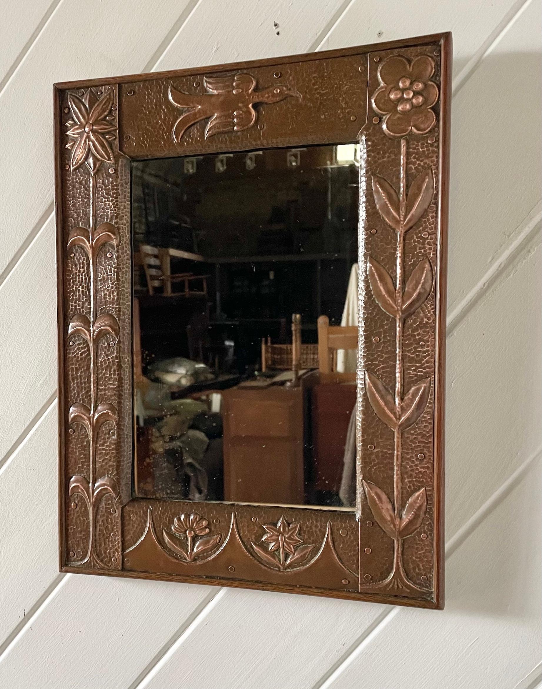 Specchio con cornice in rame repousse Arts & Crafts

Con disegno di uccelli e piante stilizzate

Telaio in Oak 

Da John Pearson (non firmato)

Circa 1900

Altezza 41 cm.  Larghezza 32 cm   Profondità 3 cm