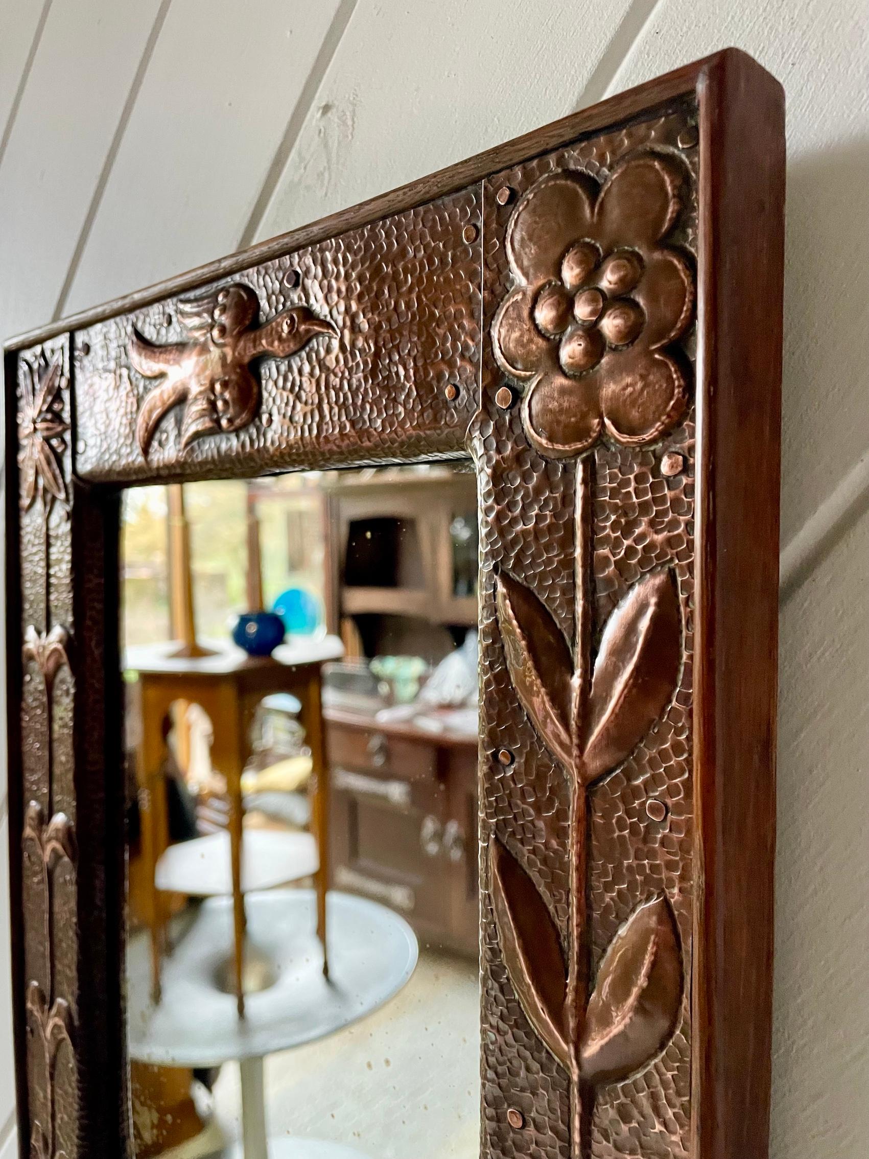 Arts and Crafts Specchio con cornice in rame Arts & Crafts di John Pearson in vendita