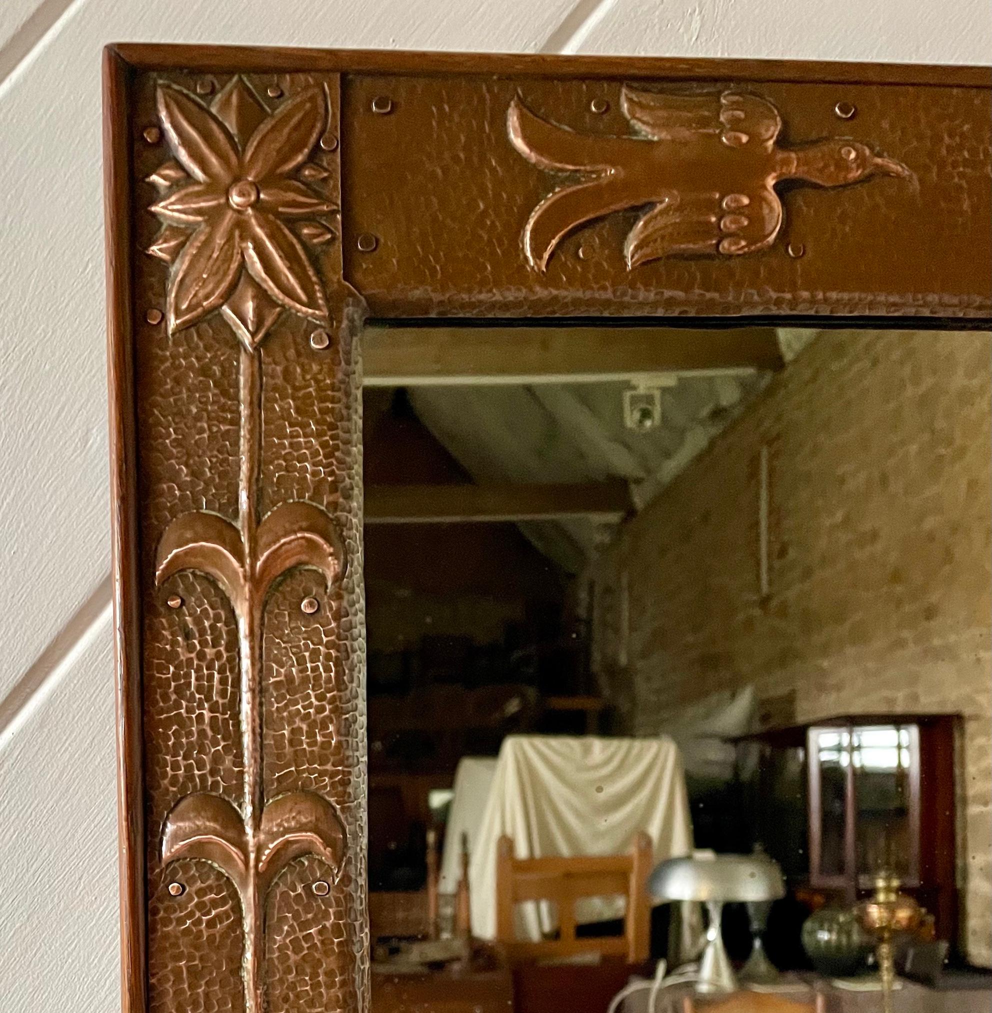 Inglese Specchio con cornice in rame Arts & Crafts di John Pearson in vendita