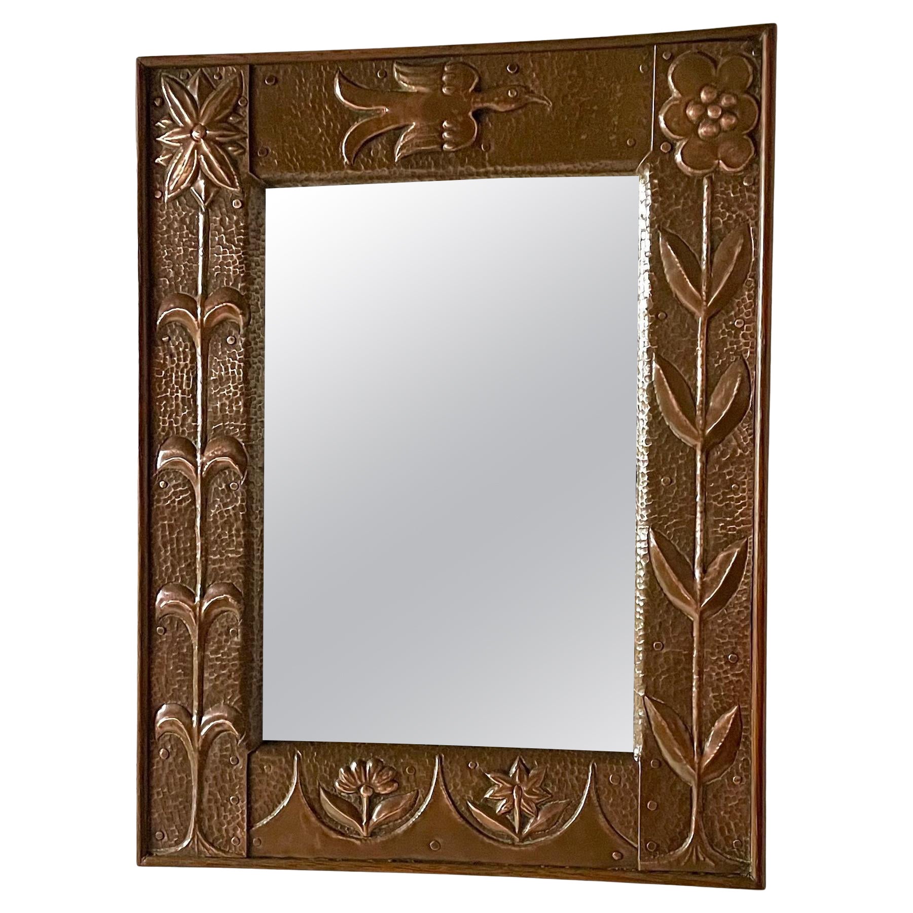 Specchio con cornice in rame Arts & Crafts di John Pearson