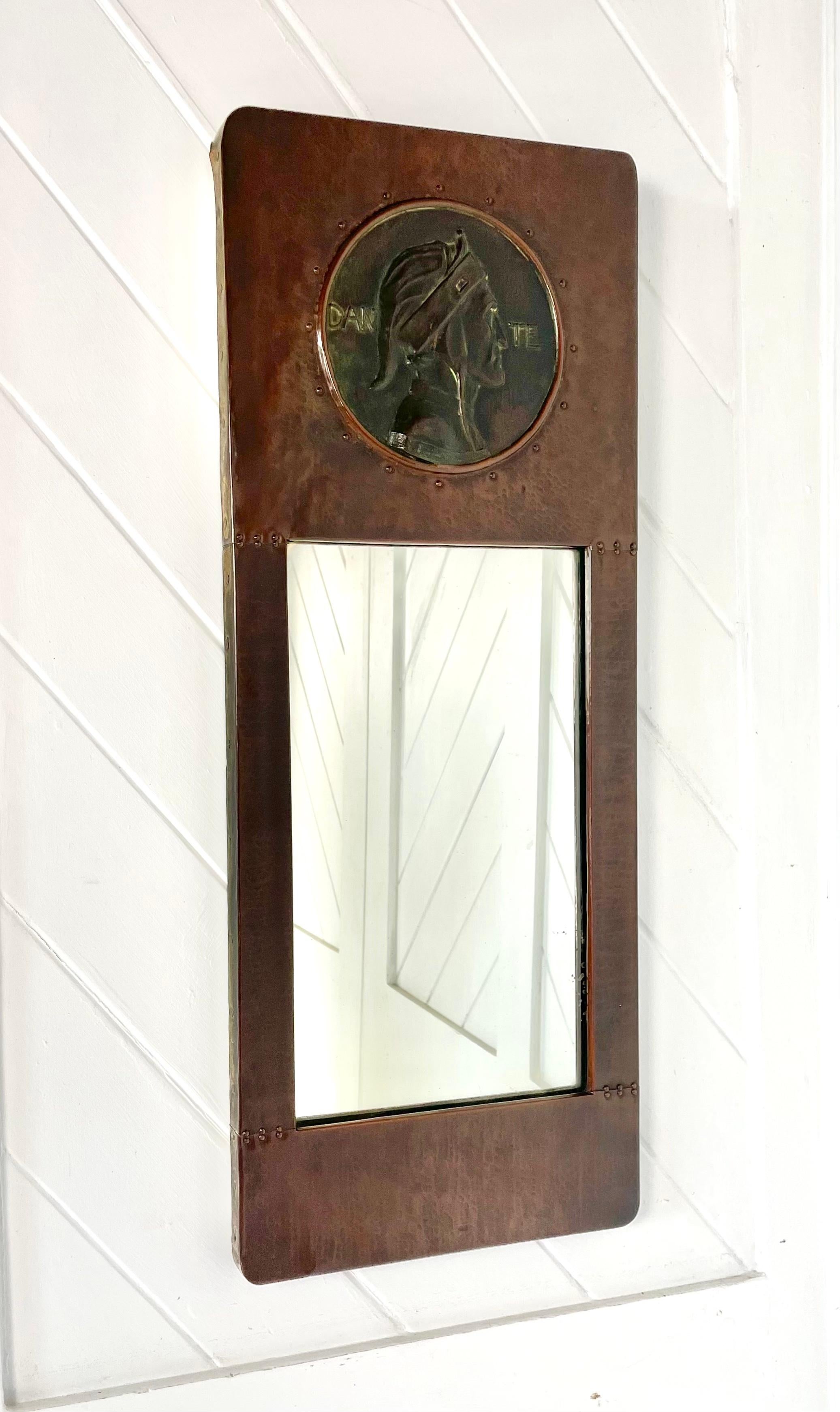 Miroir Dante Arts & Crafts encadré de cuivre par Liberty & Co Bon état - En vente à Petworth, GB