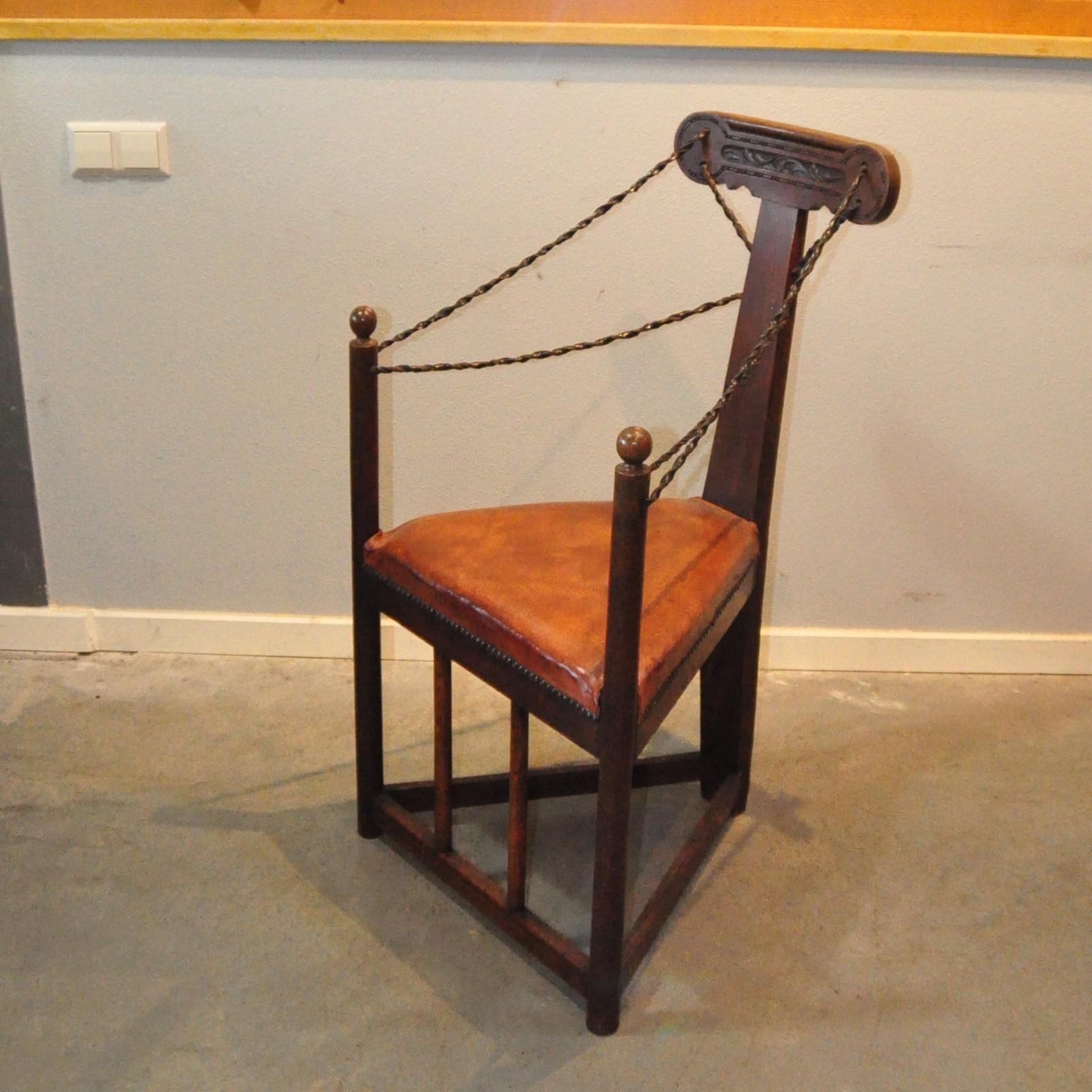 Beautiful corner chair from the Arts & Crafts movement. Equipped with a sheep leather seat. Nice wood carvings and leather turned straps.

Dimensions: height 98, width 57, seat height 47, seat depth 40 cm.