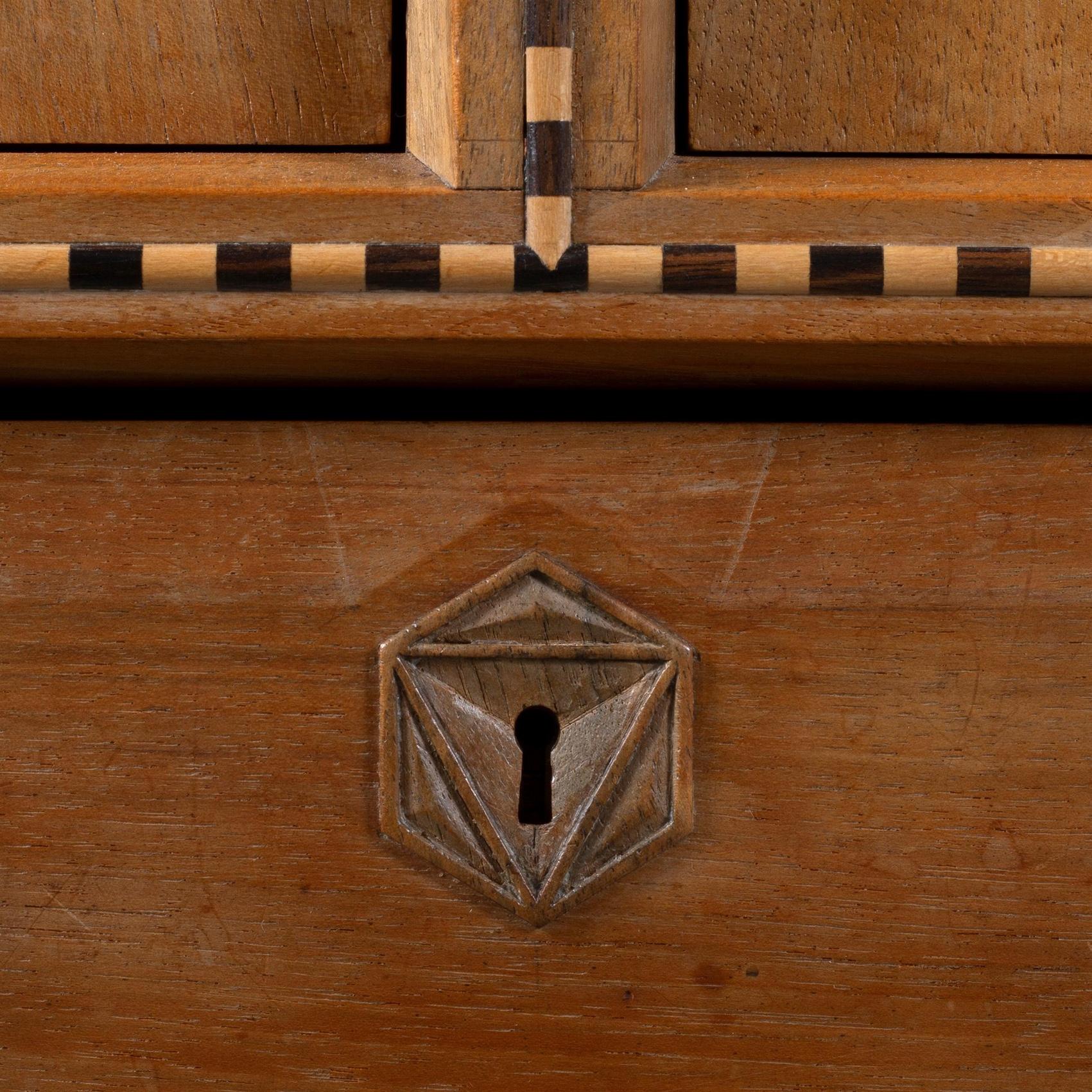 Arts & Crafts Cotswold School 3 Sektional Kleiderschrank Nussbaum (Arts and Crafts) im Angebot