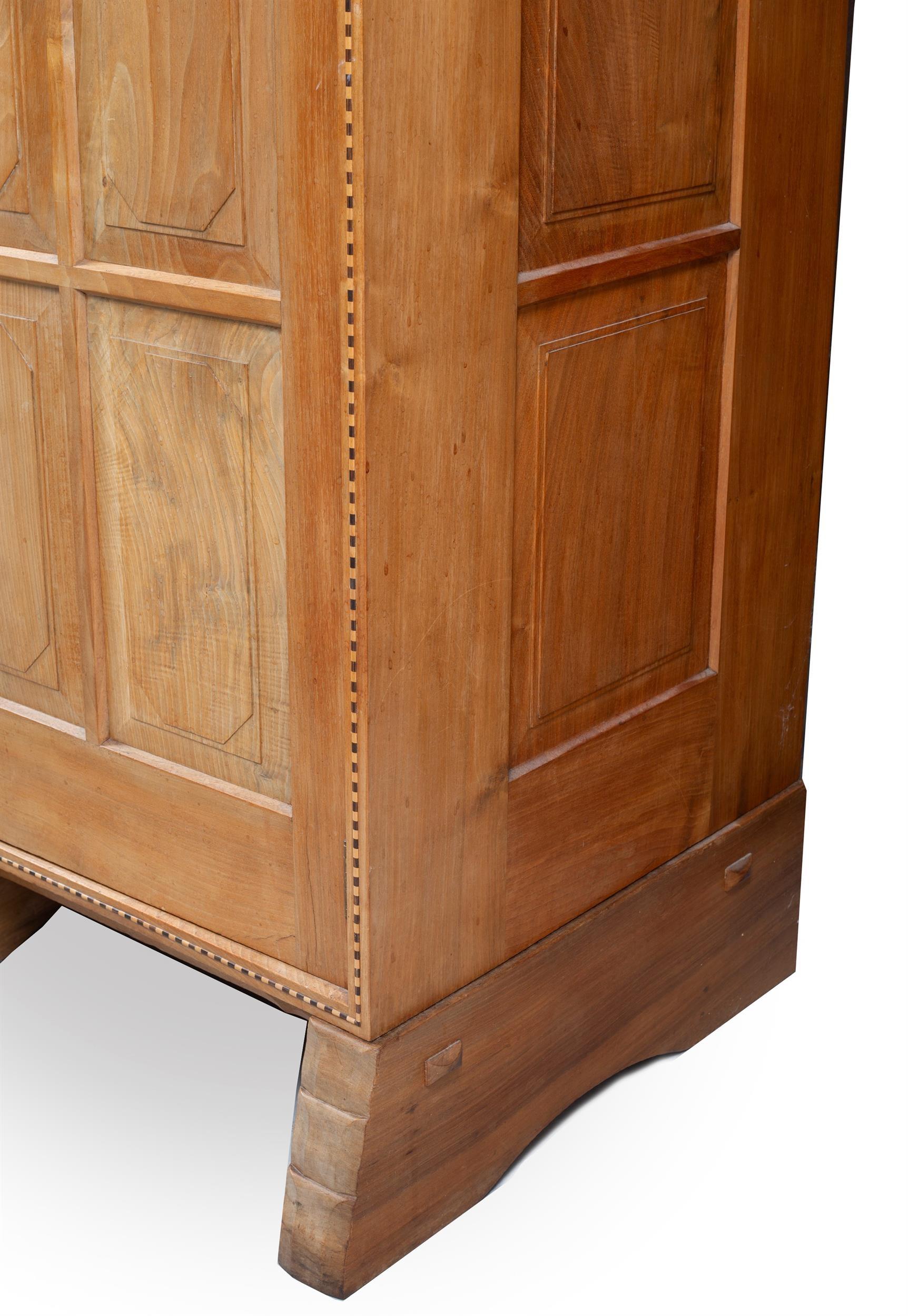 Arts & Crafts Cotswold School 3 Sektional Kleiderschrank Nussbaum (Englisch) im Angebot