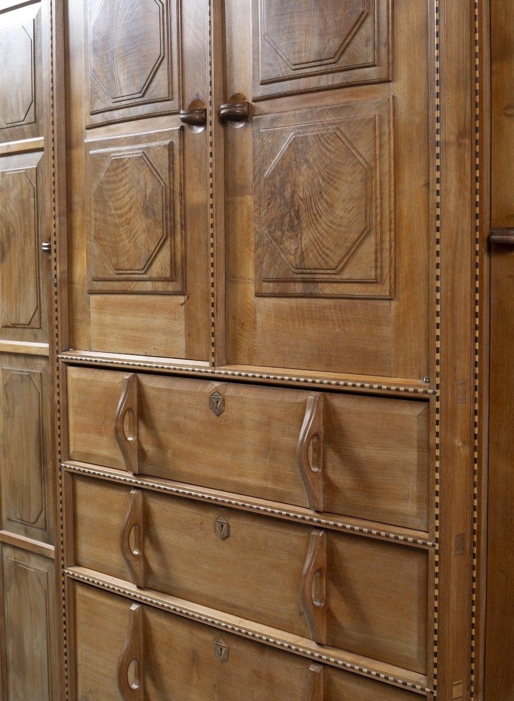 Arts & Crafts Cotswold School 3 Sektional Kleiderschrank Nussbaum im Zustand „Gut“ im Angebot in Petworth, GB