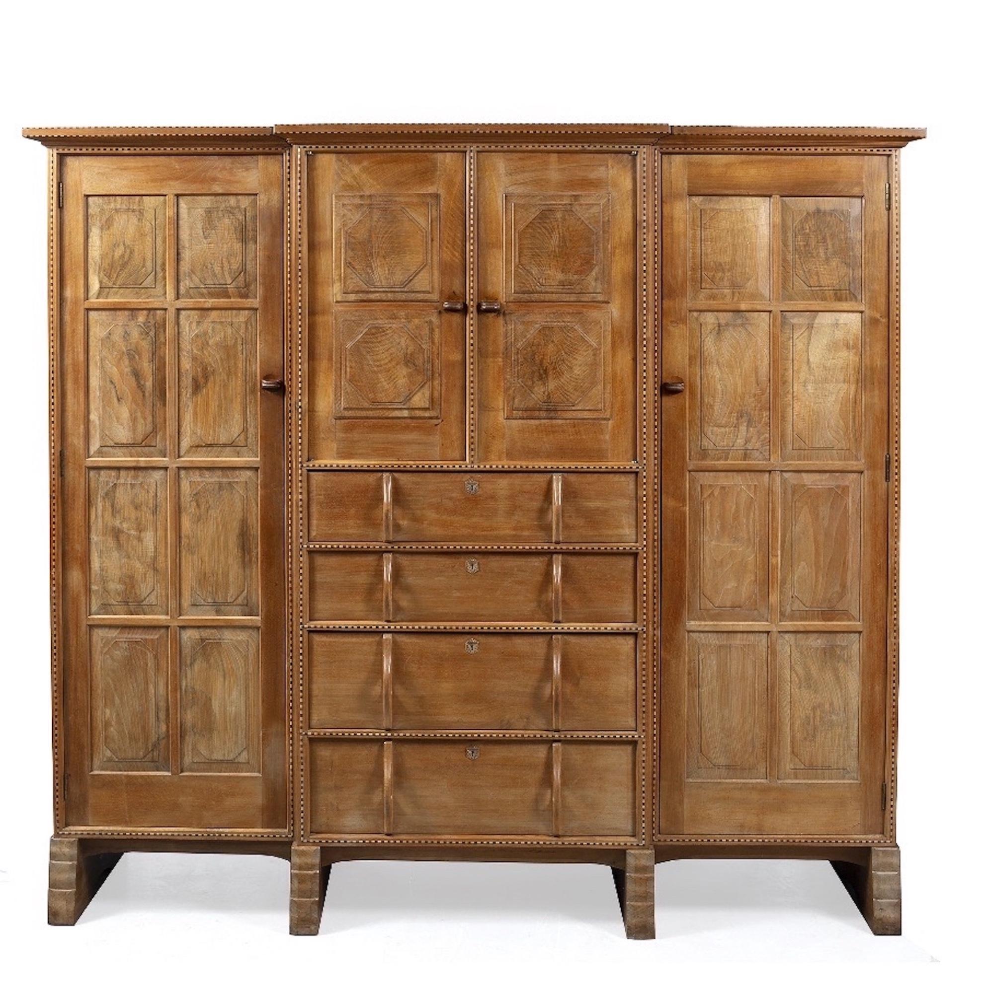 Arts & Crafts Cotswold School 3 Sektional Kleiderschrank Nussbaum (Frühes 20. Jahrhundert) im Angebot