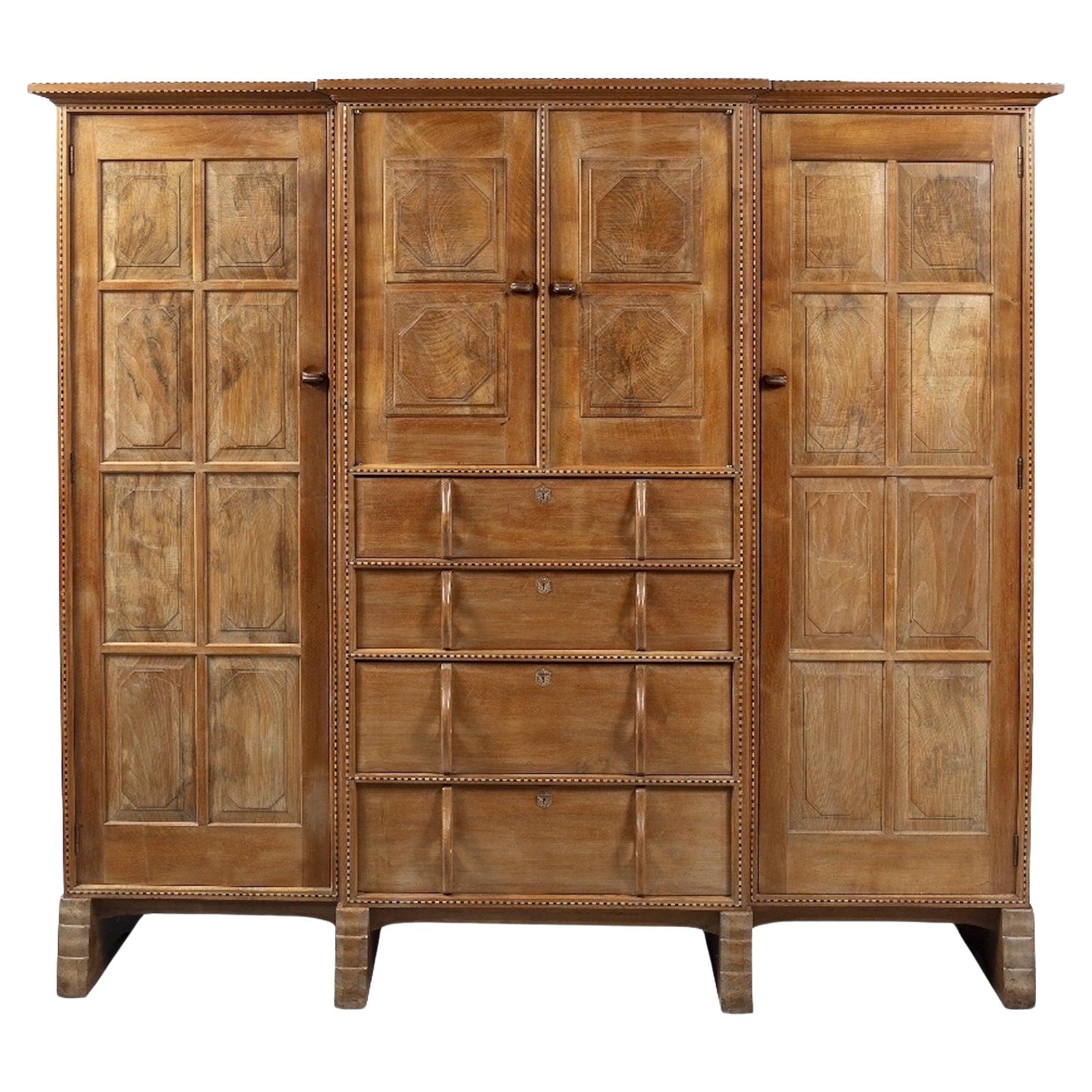 Arts & Crafts Cotswold School 3 Sektional Kleiderschrank Nussbaum im Angebot