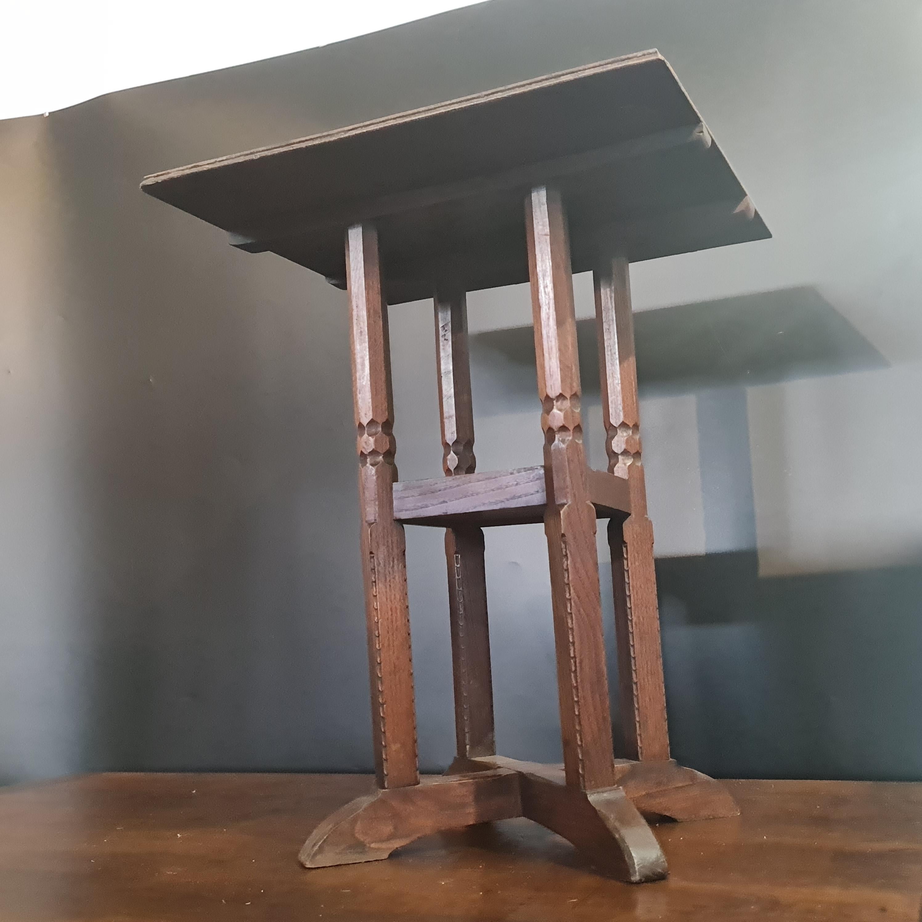 Buon tavolino originale in quercia del Movimento Arts & Crafts Cotswolds School di Arthur Romney Green. Il tavolo è realizzato a mano e presenta i tipici dettagli costruttivi di Romney Green, tra cui i bordi intagliati.