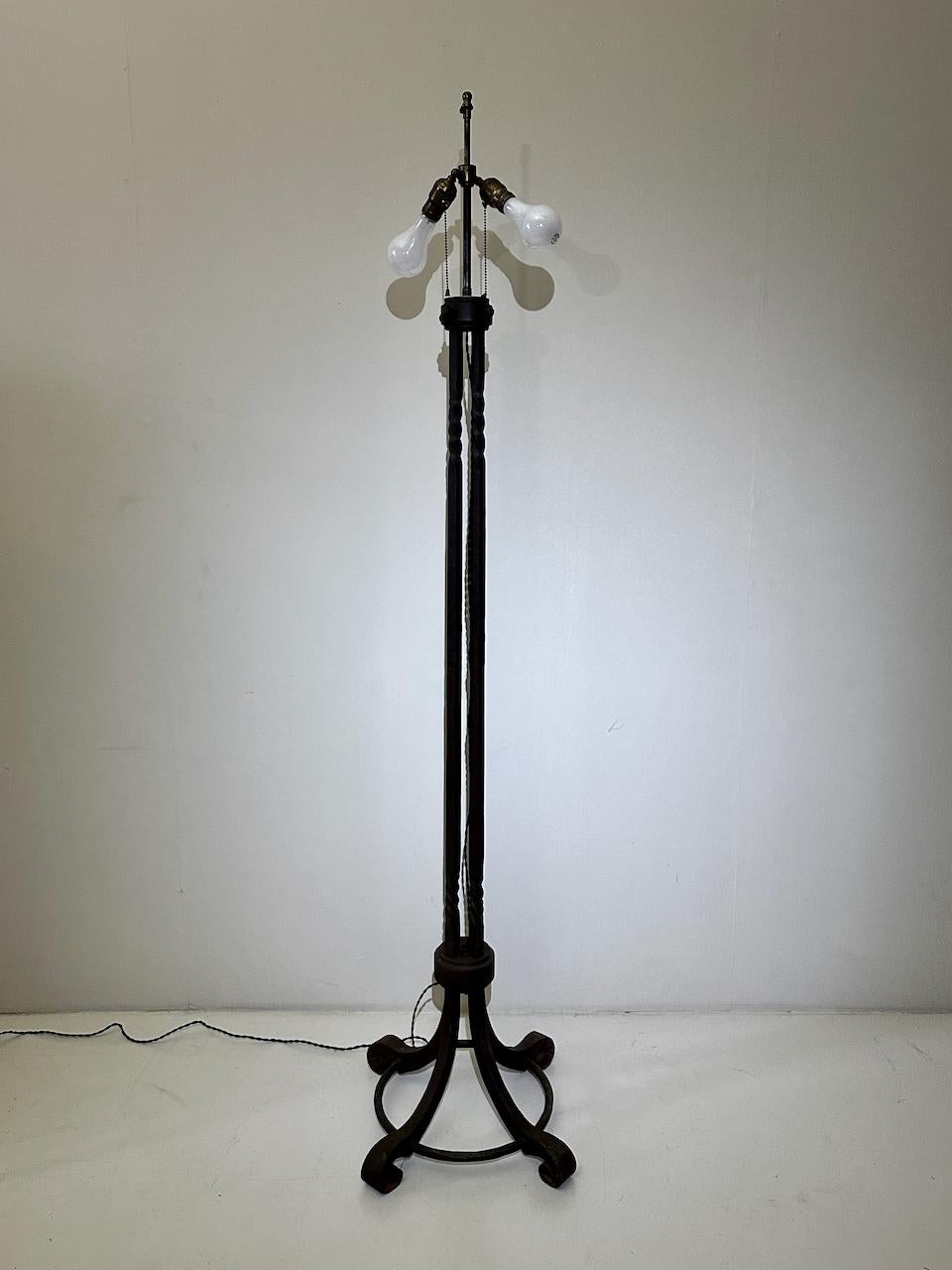 Arts and Crafts-Stehlampe „Twist“ aus dunklem Eisen, um 1910  7