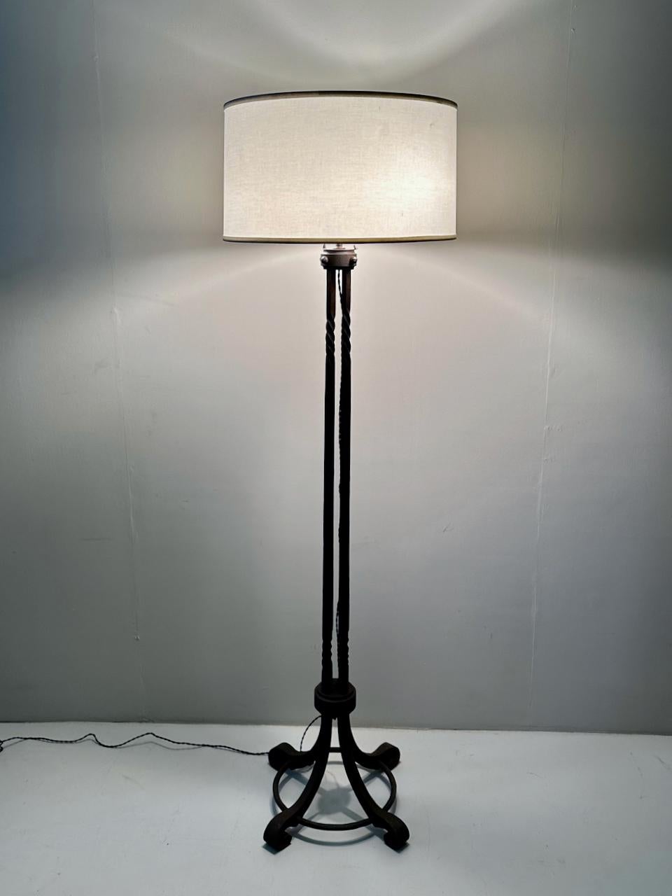 Tall Early 20th Century American Arts & Crafts detailed Wrought Iron Reading Floor Lamp. Featuring four twist detailed square columns on a splayed, balanced, heavily worked hammered base. Warm dark Iron patina. Adjustable double Ceramic sockets with