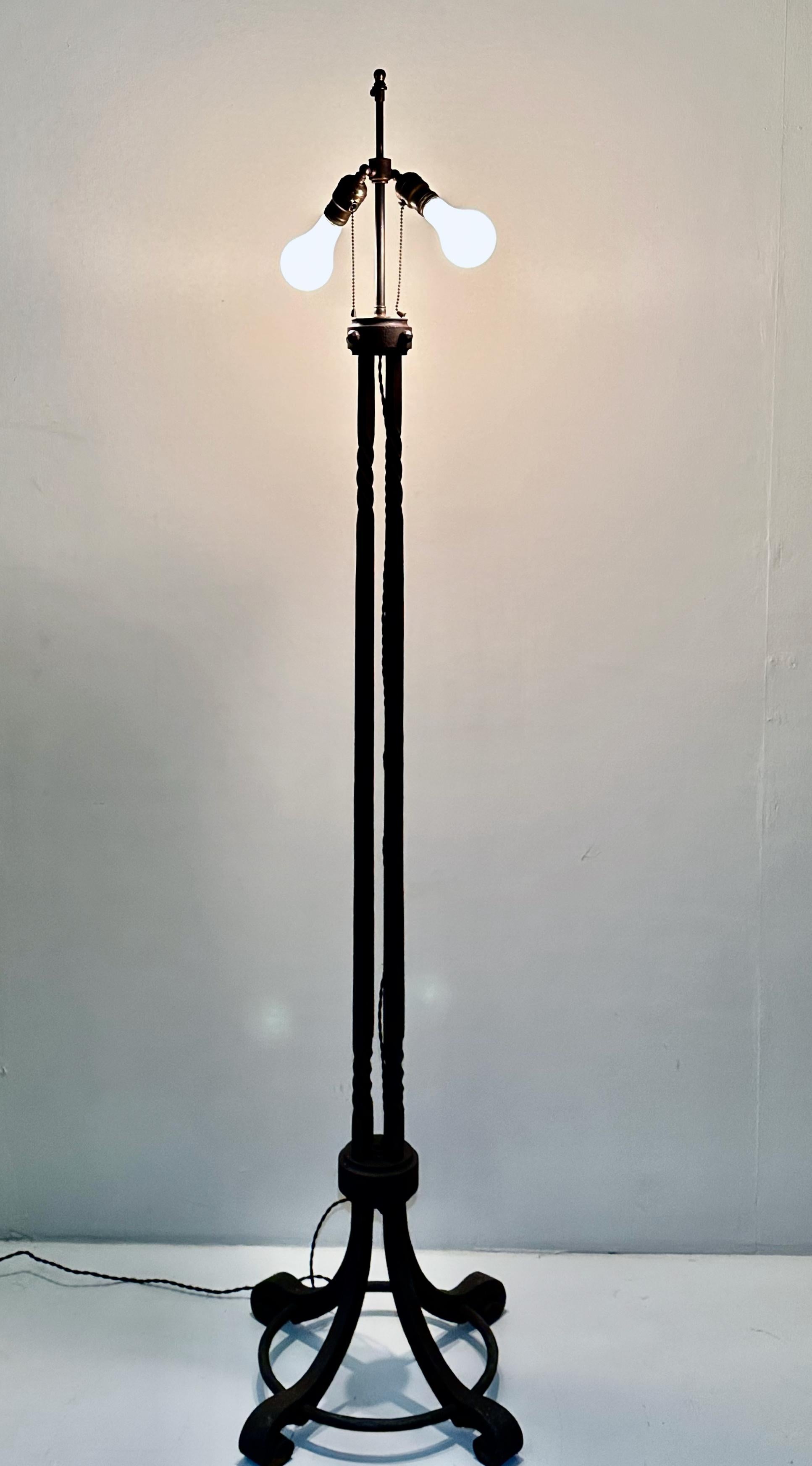 Arts and Crafts-Stehlampe „Twist“ aus dunklem Eisen, um 1910  8