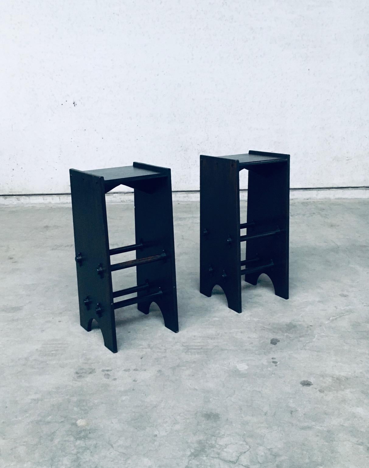 Vintage Early 1900's Arts & Crafts Mission Handmade Bar Stool or Side Table set of 2. Made in France, 1920's period. Tabouret en bois de chêne teinté foncé, de fabrication artisanale, avec plusieurs barres transversales en chêne massif à l'intérieur