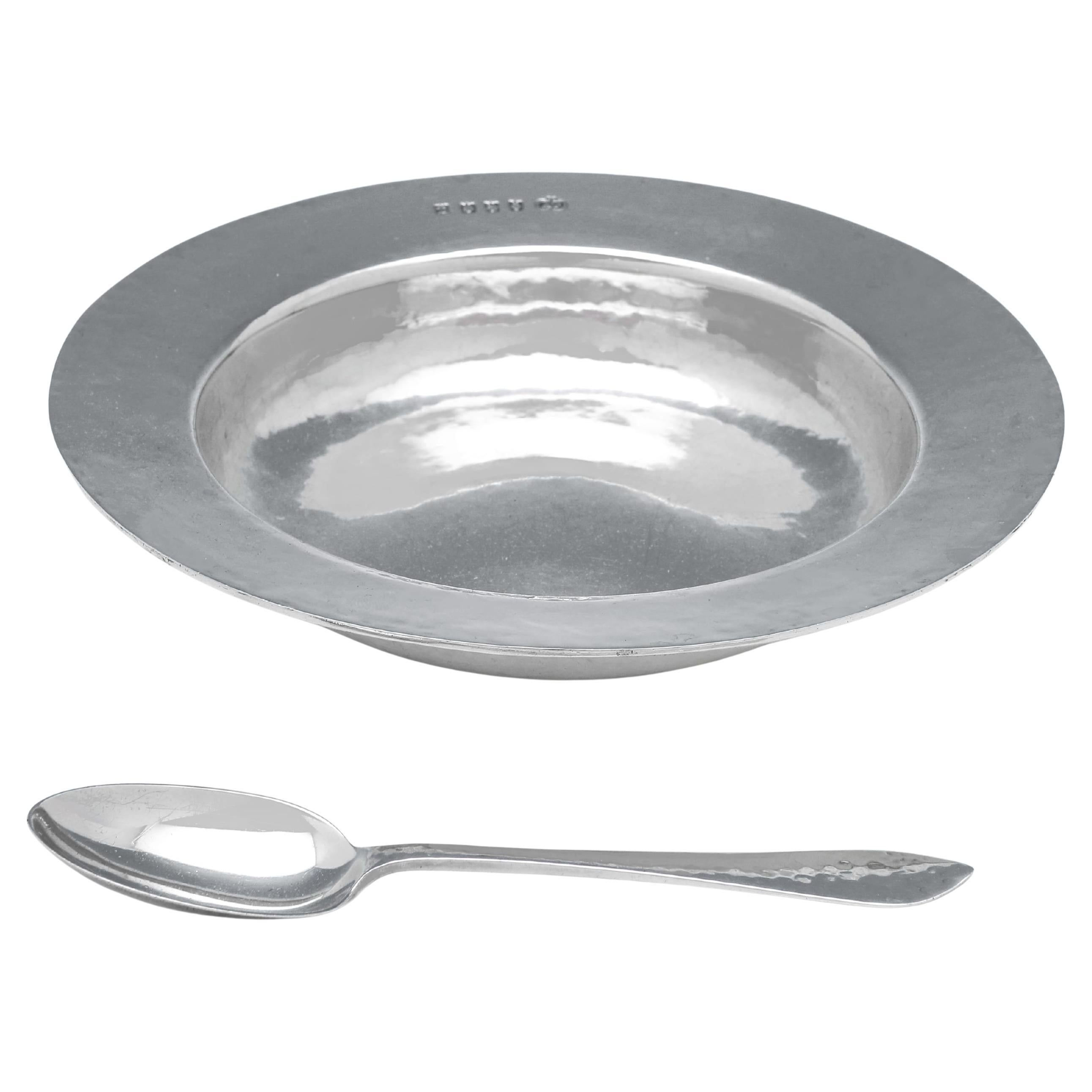Matriculado en Glasgow en 1908 por James Weir, este precioso juego antiguo de plata de ley para niños consta de un cuenco y una cuchara, presentados en su caja original y en estilo artesanal. El cuenco mide 18 cm de diámetro y la cuchara 14,5 cm de