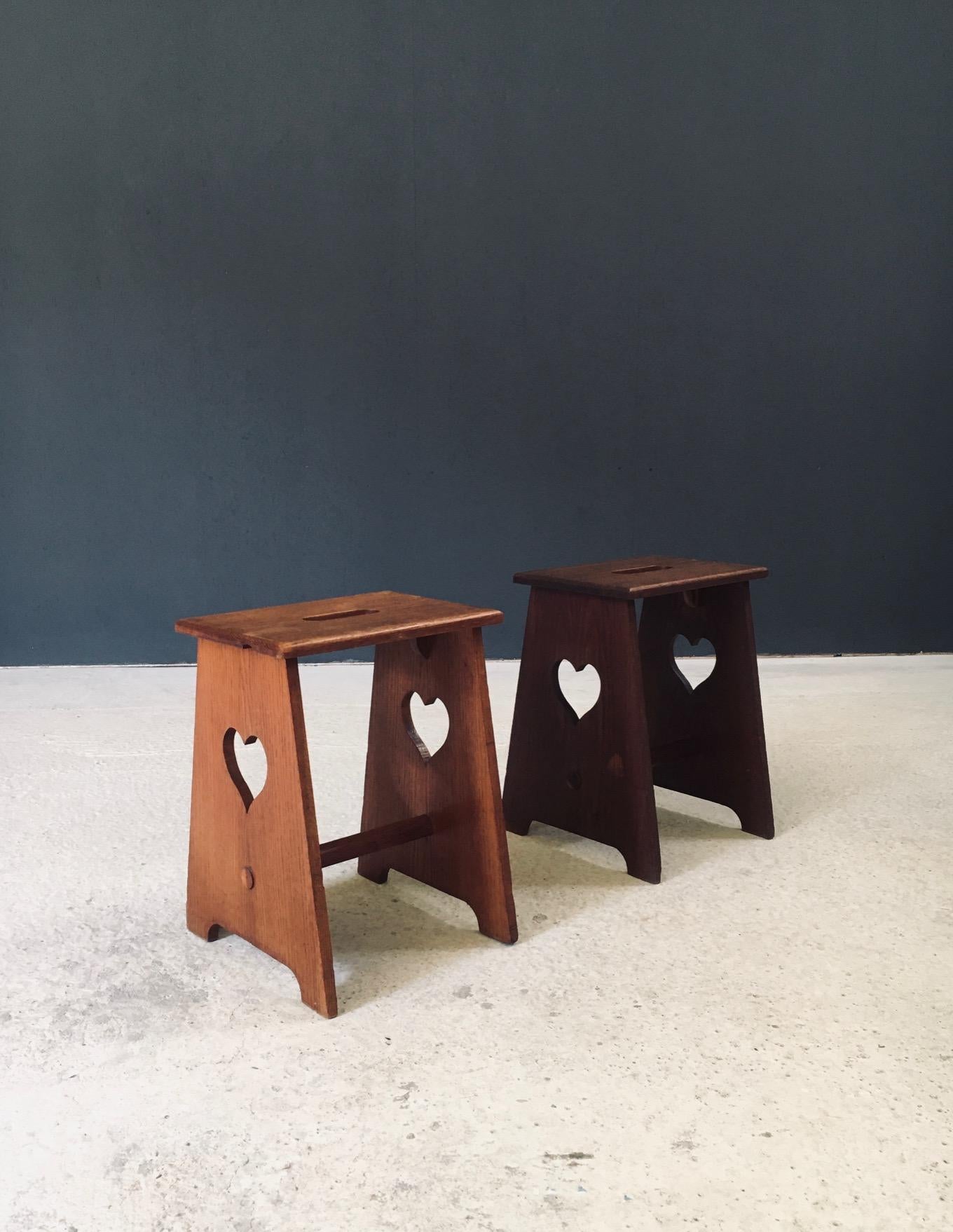 Juego de 2 taburetes HEART de estilo vintage Arts & Crafts Design. Fabricados en Bélgica, principios del siglo XX, época de los años 20. Taburetes construidos en roble con talla de corazón en los laterales. Hermosas en su sencillez. Ambos están en