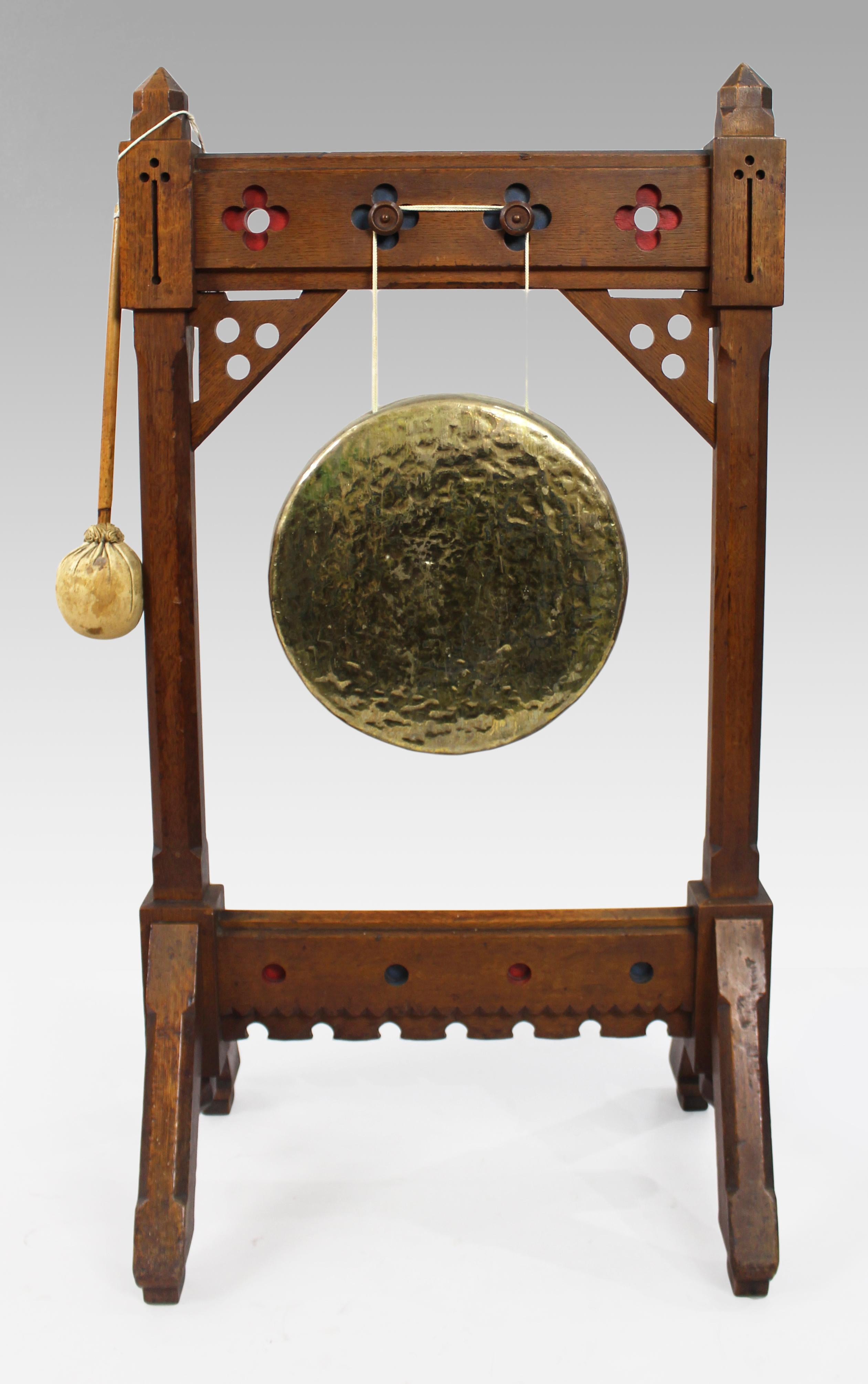 Gong de table Arts & Crafts c.1880


Nous avons le plaisir d'offrir un beau gong Arts and Crafts en chêne anglais de la fin du XIXe siècle. 

Très bonne qualité avec un lourd cadre en chêne de style néo-gothique et des traverses quadrilobées