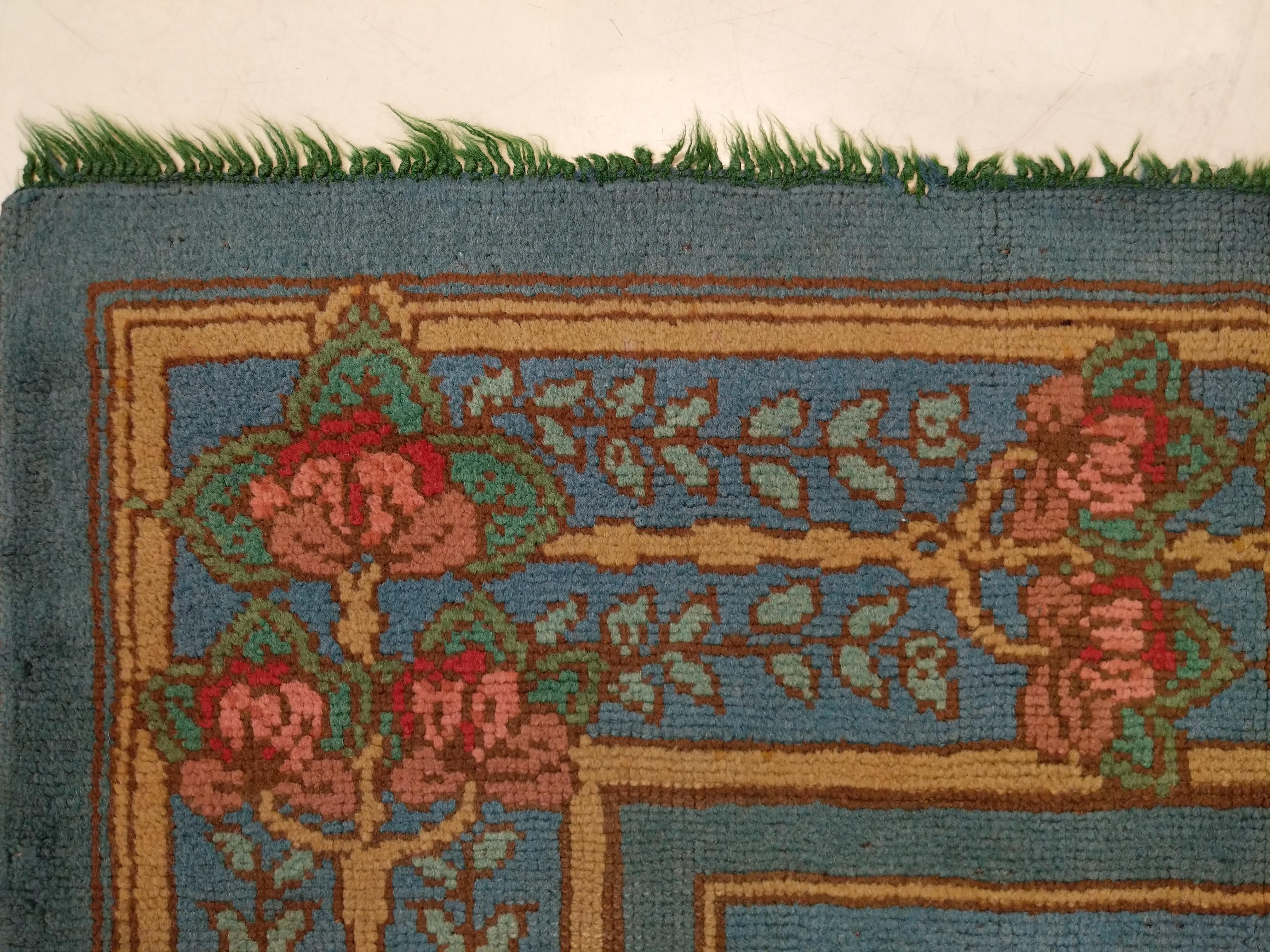 XX secolo Tappeto Arts & Crafts Donegal in lana azzurra Attribuito a Gavin Morton, circa 1910 in vendita