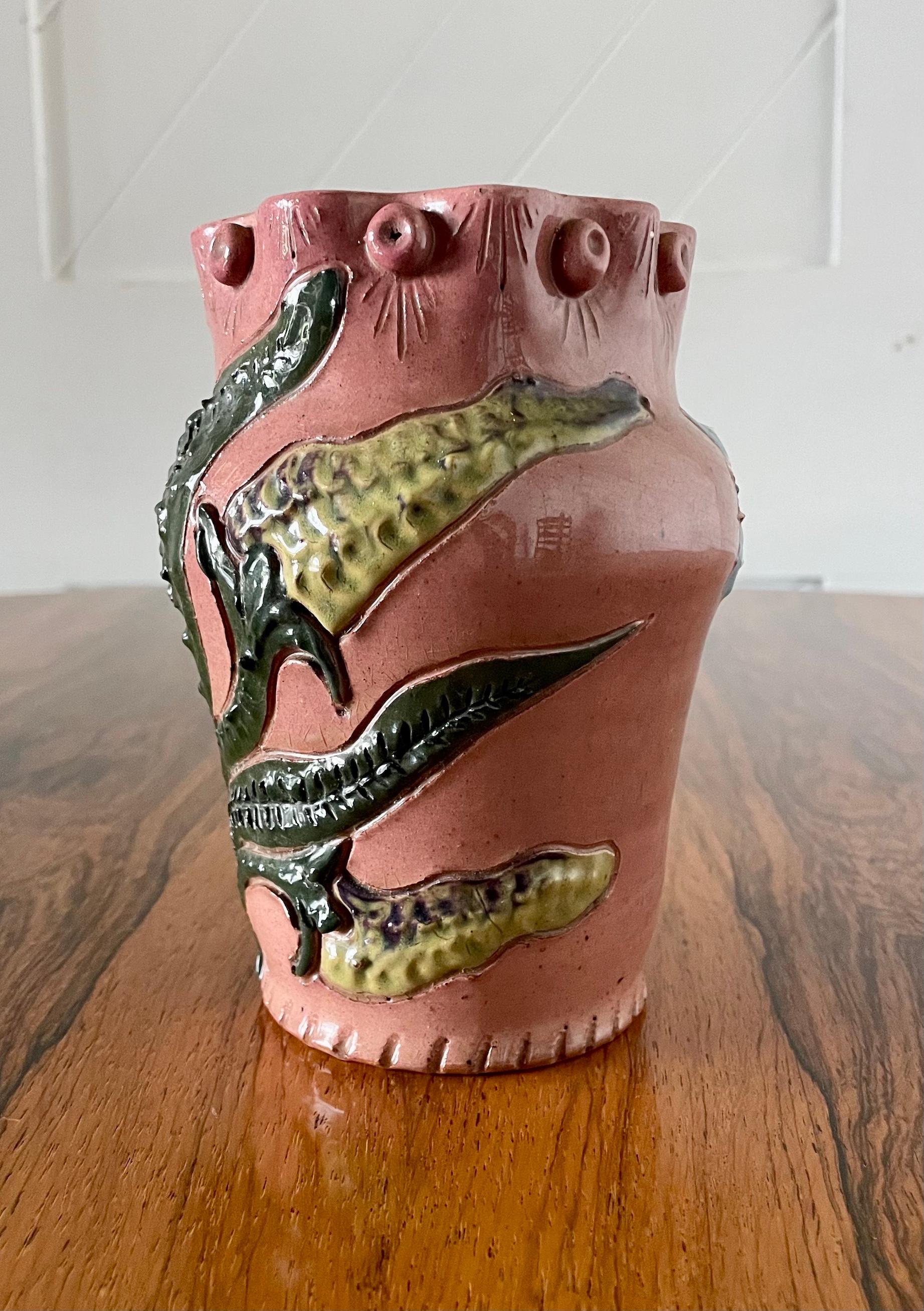 Rosafarbene Keramikvase mit stilisiertem Blatt- und Schmetterlingsmotiv im Arts & Crafts-Stil

Bleiglasiertes Steingut mit erhabenem Schlickerdekor 

Elton's Stempel mit aufgemalter Clevedon-Marke 

Datiert 1881 und damit ein sehr frühes Beispiel