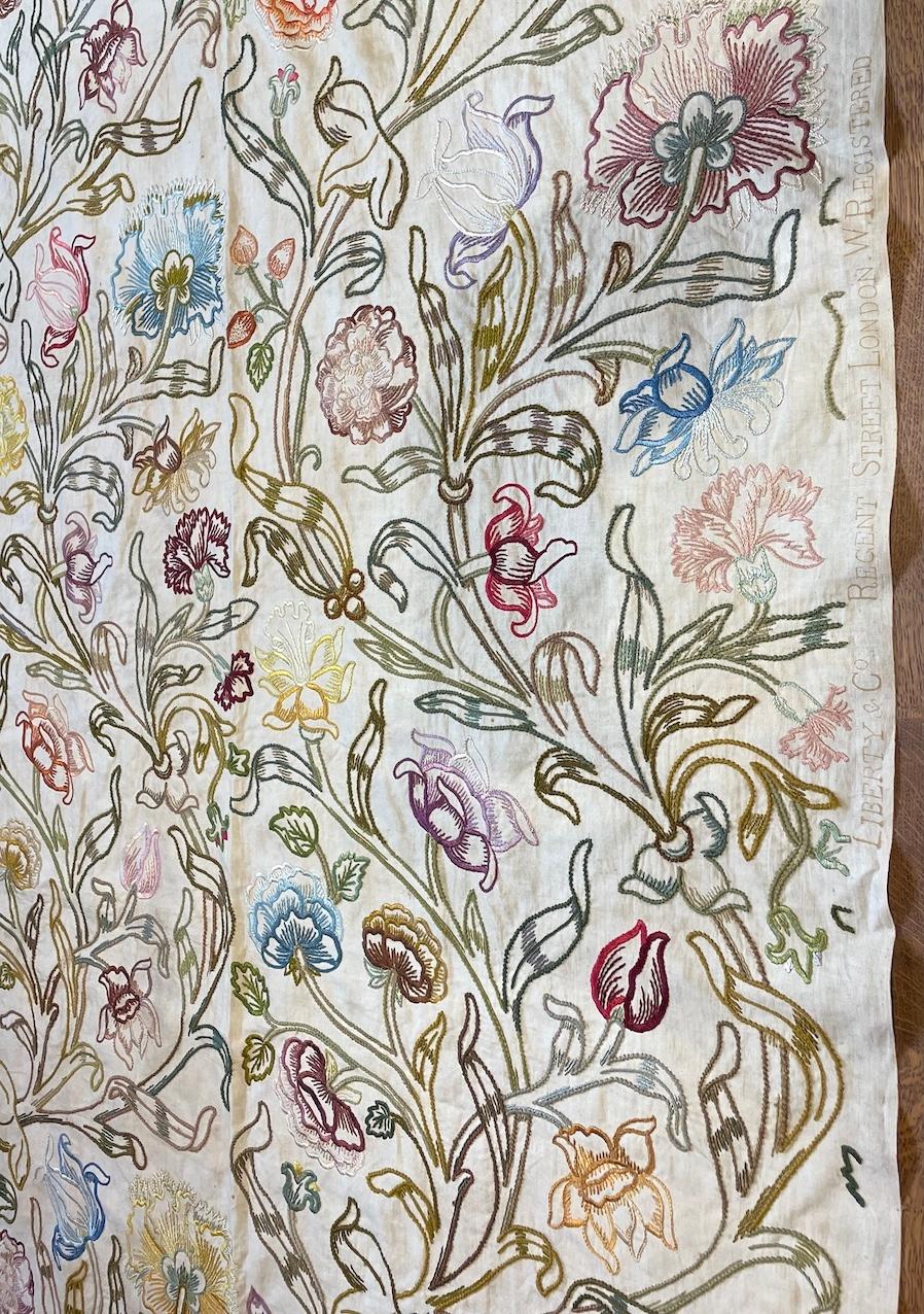 Un bellissimo pannello ricamato originale Arts and Crafts di Liberty & Co. in stile William Morris

insieme a un pannello separato decorato, ma non lavorato

in una scatola di cartone originale di Liberty & Co. forse successiva

seta e lana su