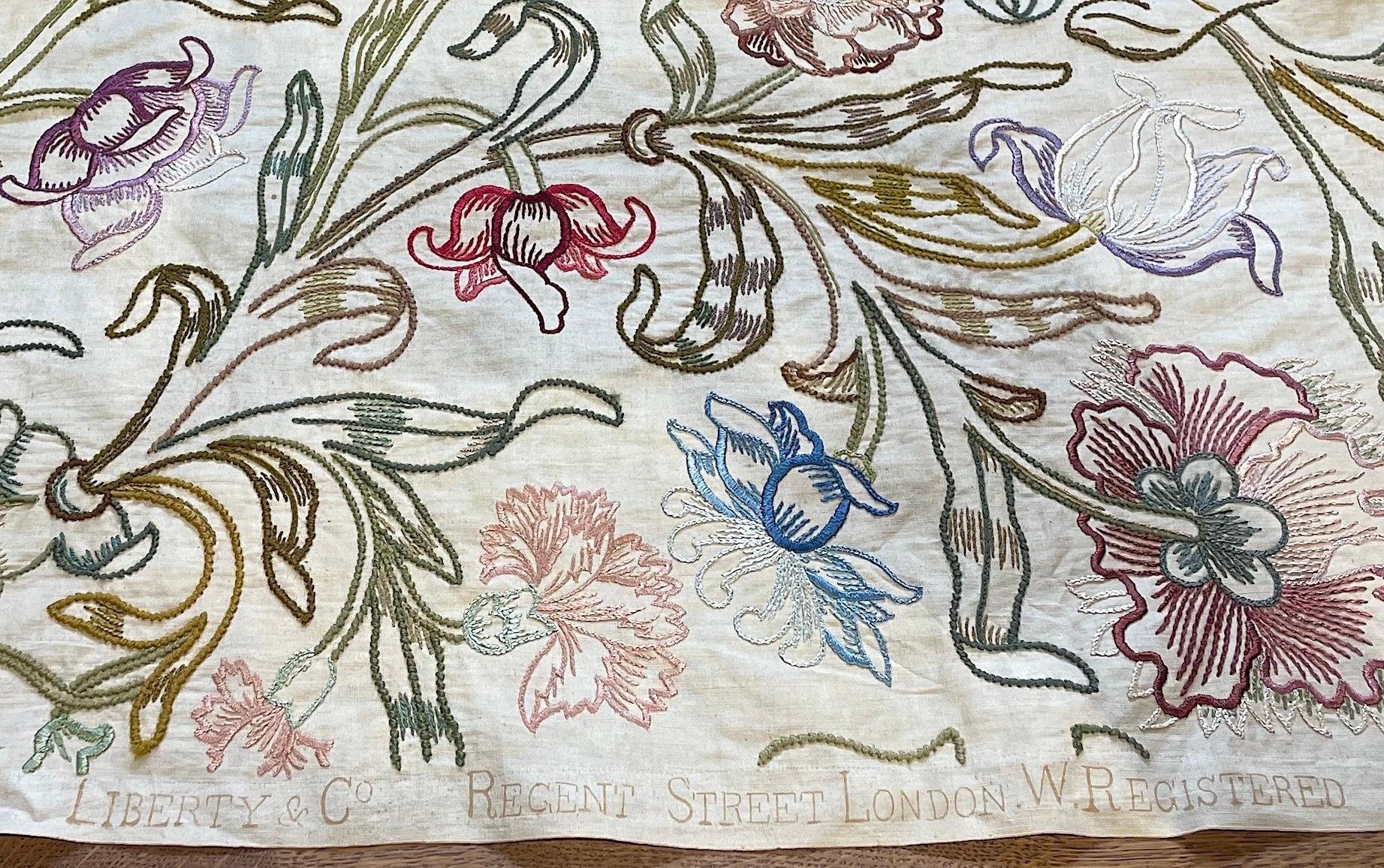 Arts and Crafts Pannello ricamato Arts & Crafts di Liberty & Co. in vendita