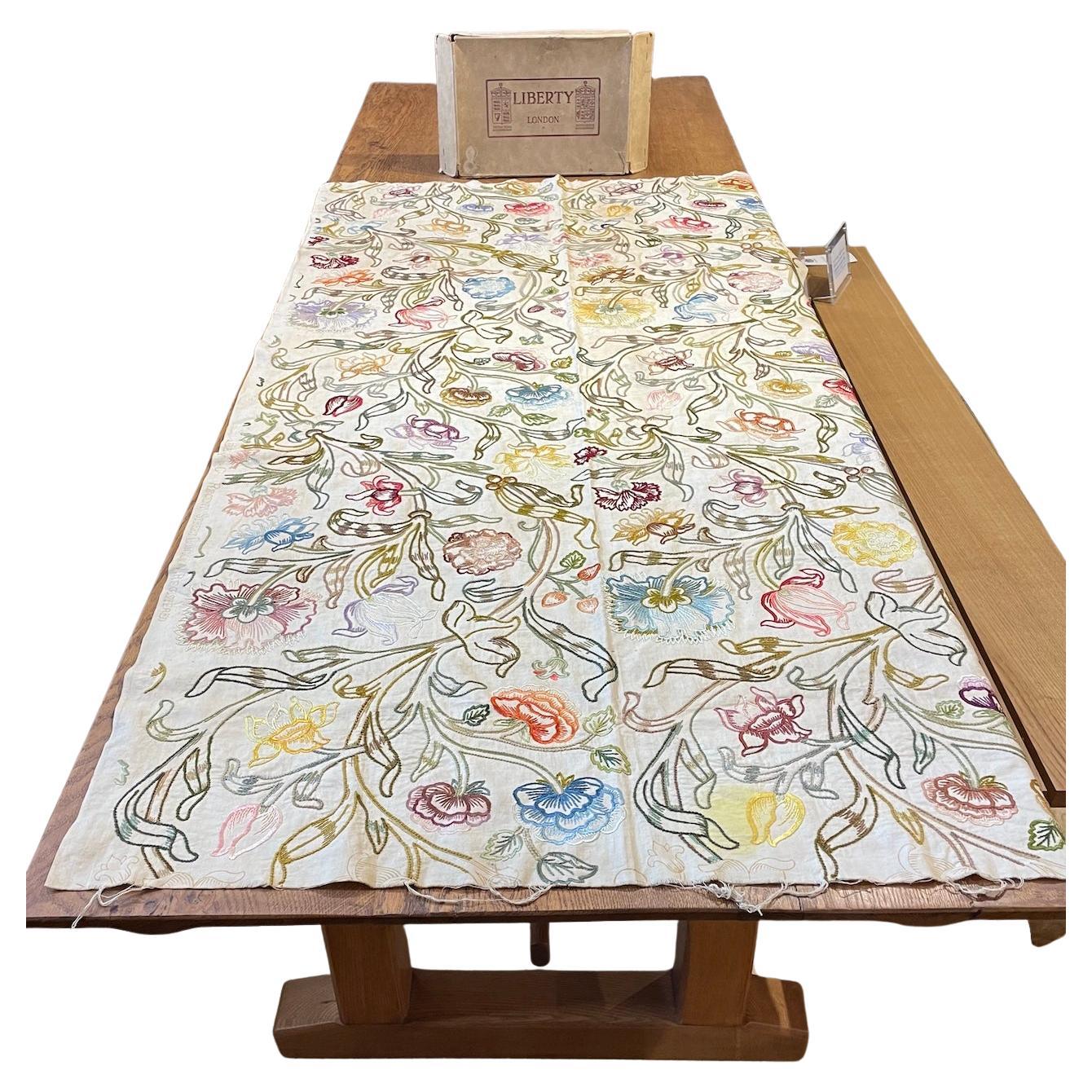 Pannello ricamato Arts & Crafts di Liberty & Co. in vendita