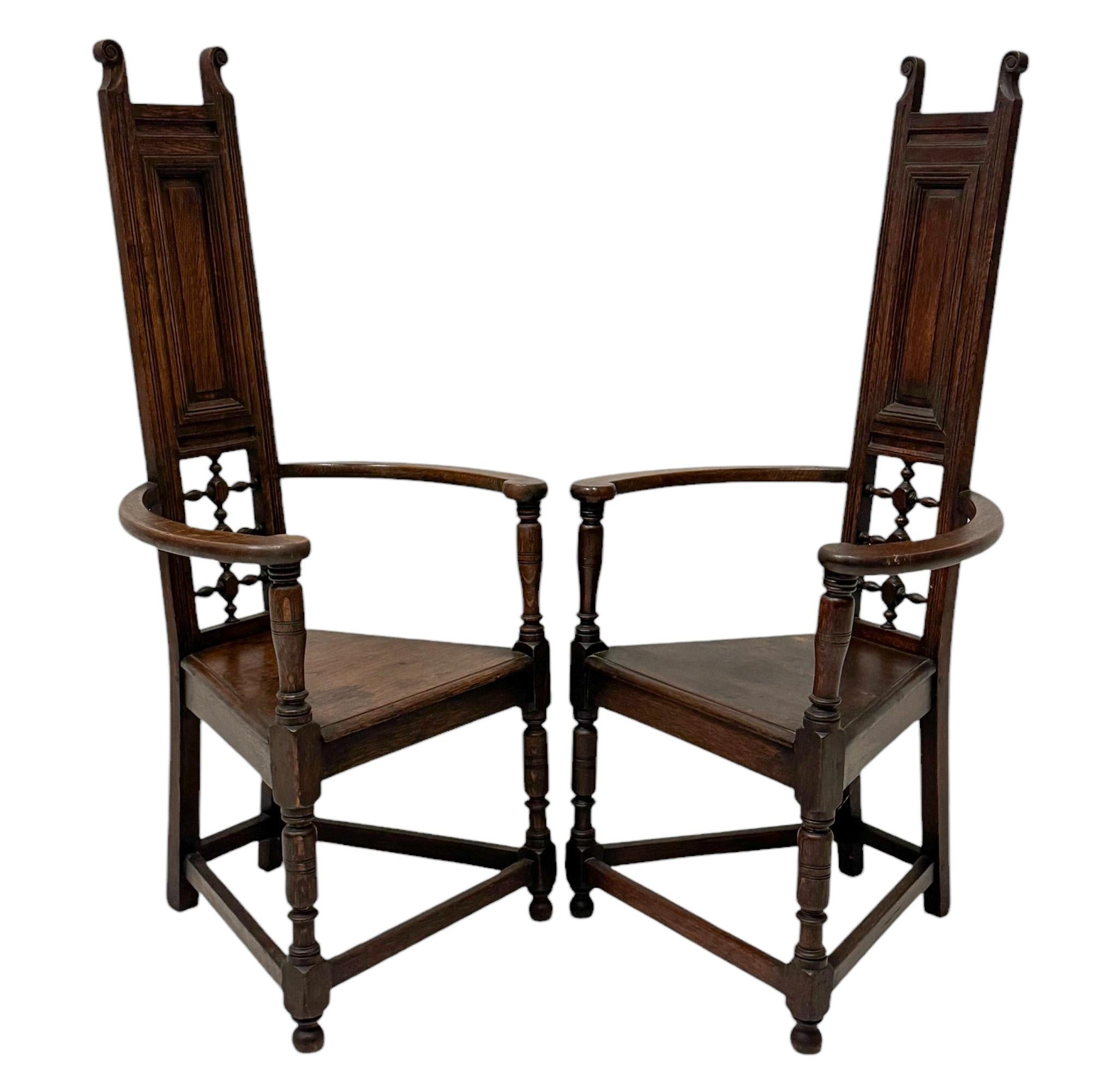 Stunning and elegant pair of Arts & Crafts armchairs.
Striking English design from the 1900s.
Solid oak frames with nicely curved armrests.
The back rest
This wonderful pair of Arts & Crafts armchairs is in very good condition with minor wear