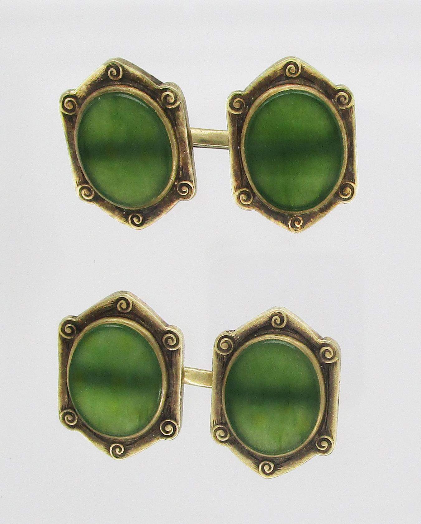 Diese Manschettenknöpfe sind ein großartiges Beispiel für das Arts-and-Crafts-Design. Die Kombination aus grüner Jade und 14-karätigem Grüngold macht sie zu einem perfekten Accessoire für den distinguierten Gentleman. Die Glieder haben