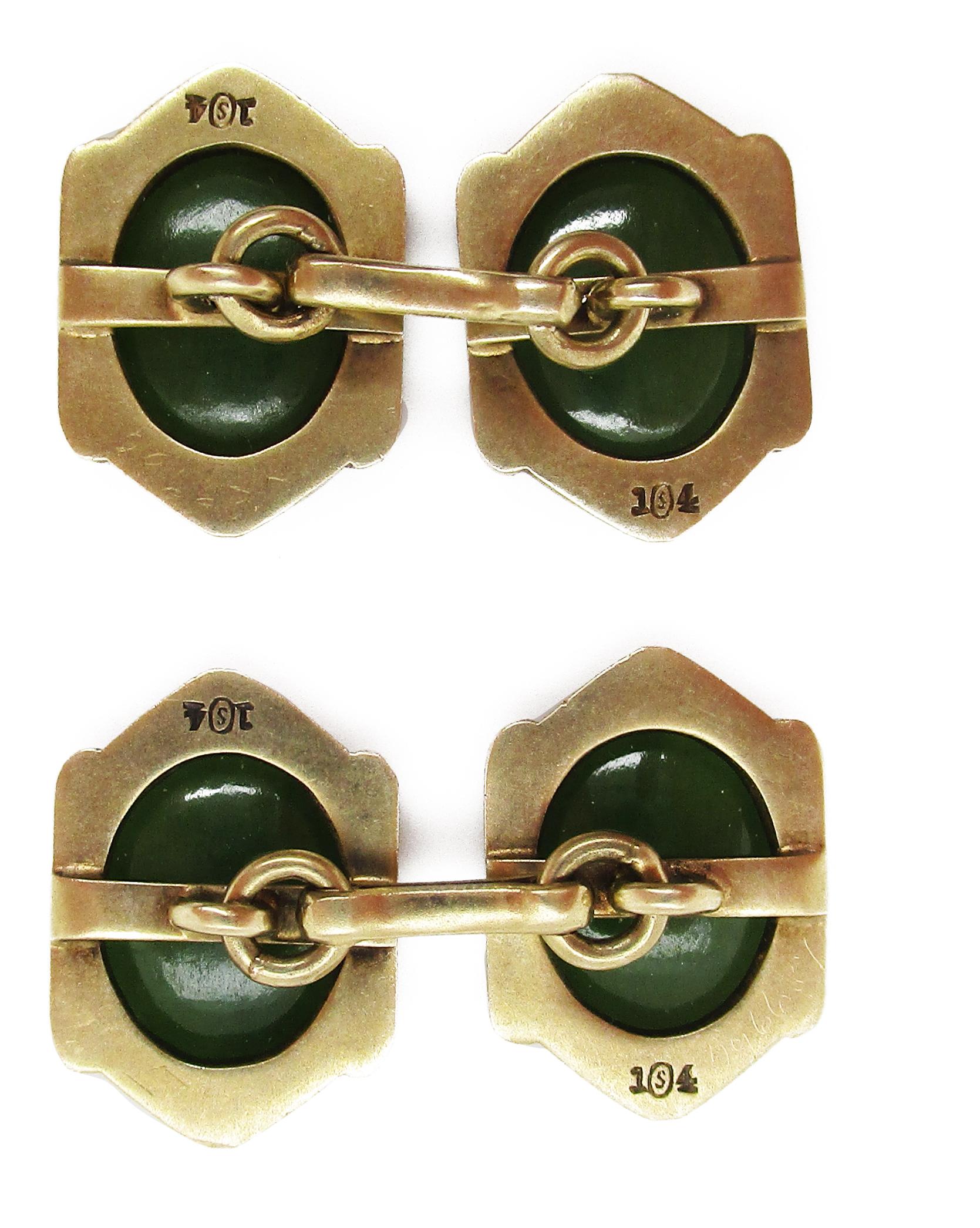 Arts and Crafts Manschettenknöpfe aus 14 Karat Gelbgold und Jade mit Gravur (Ungeschliffen)