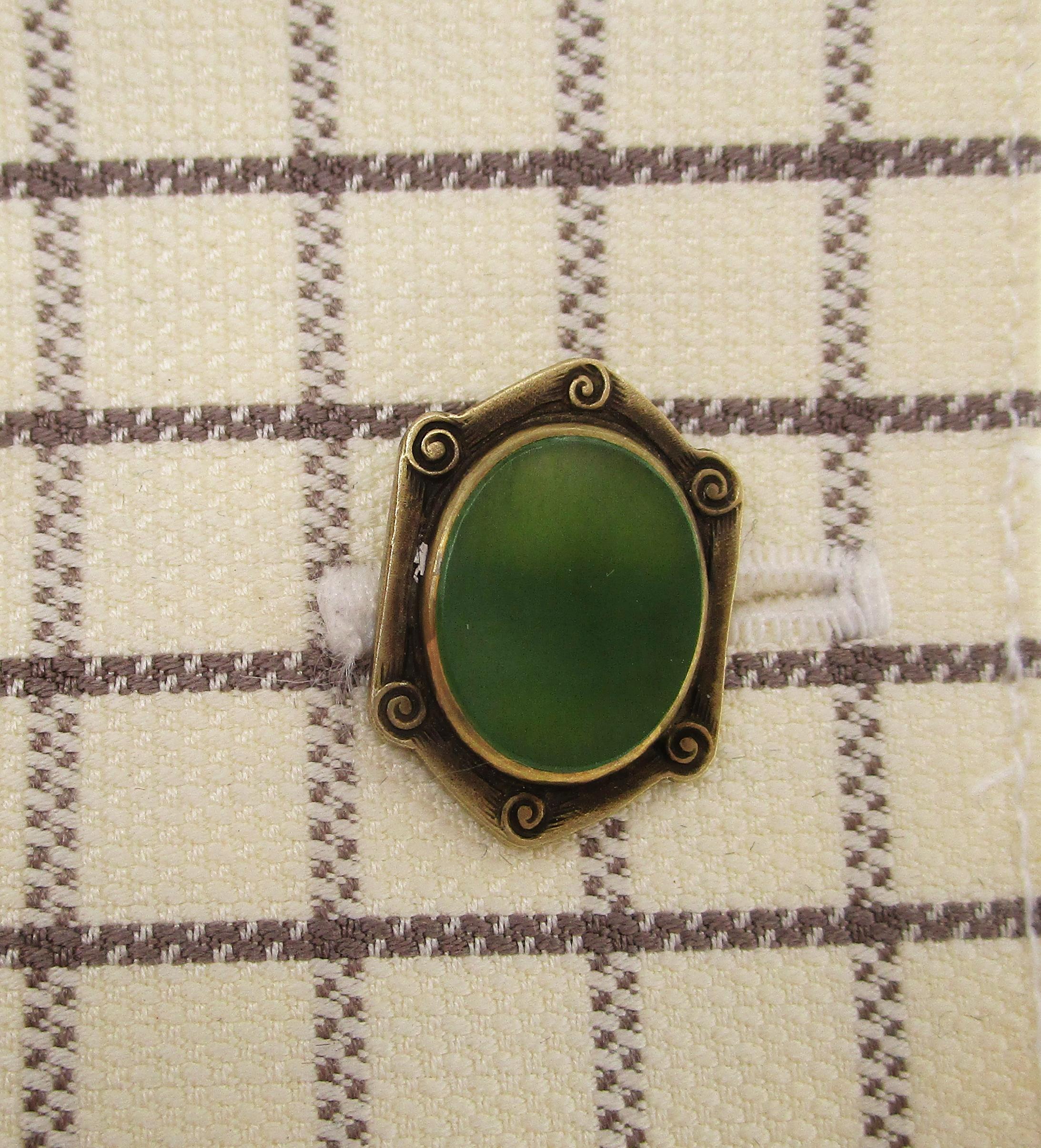 Arts and Crafts Manschettenknöpfe aus 14 Karat Gelbgold und Jade mit Gravur 2