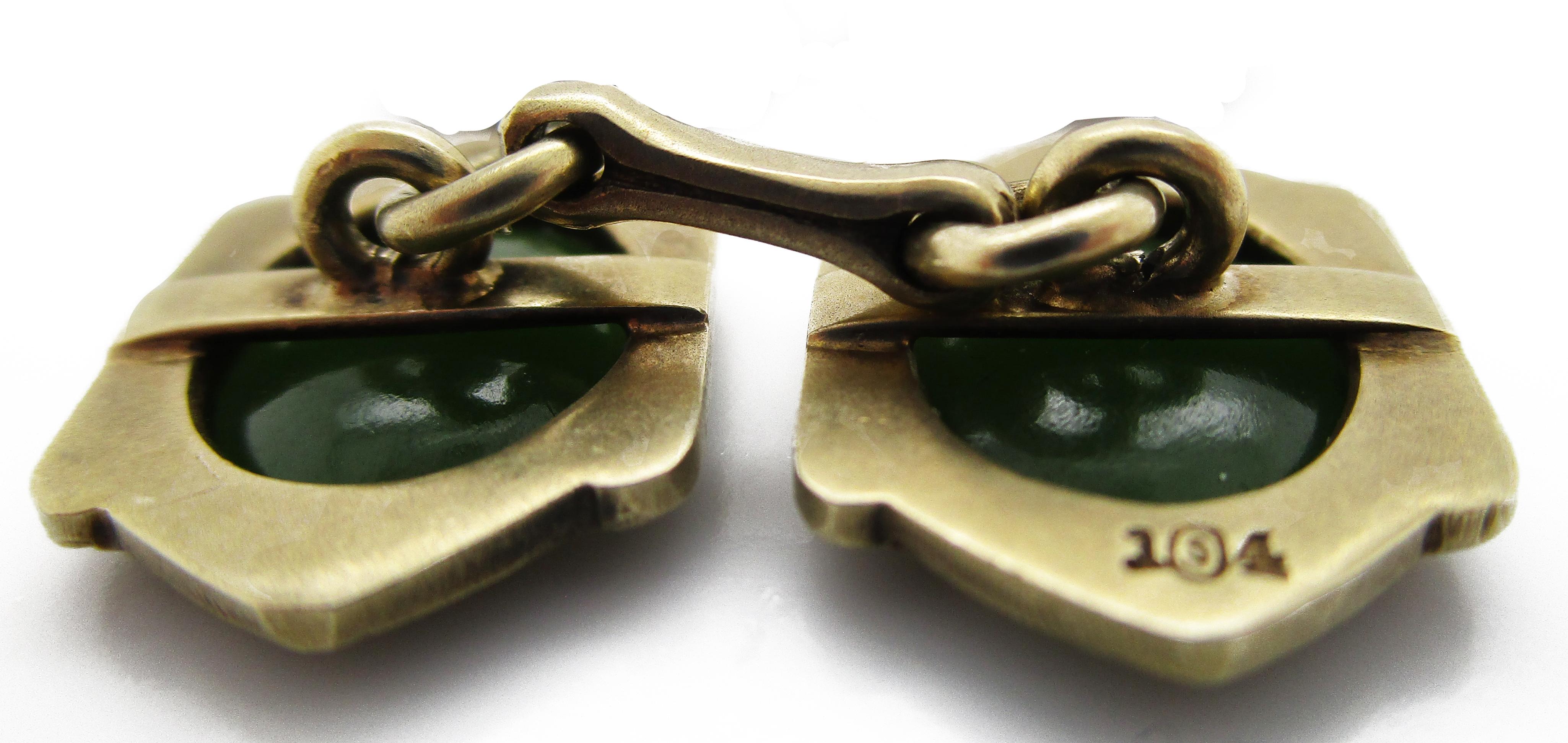 Arts and Crafts Manschettenknöpfe aus 14 Karat Gelbgold und Jade mit Gravur 4