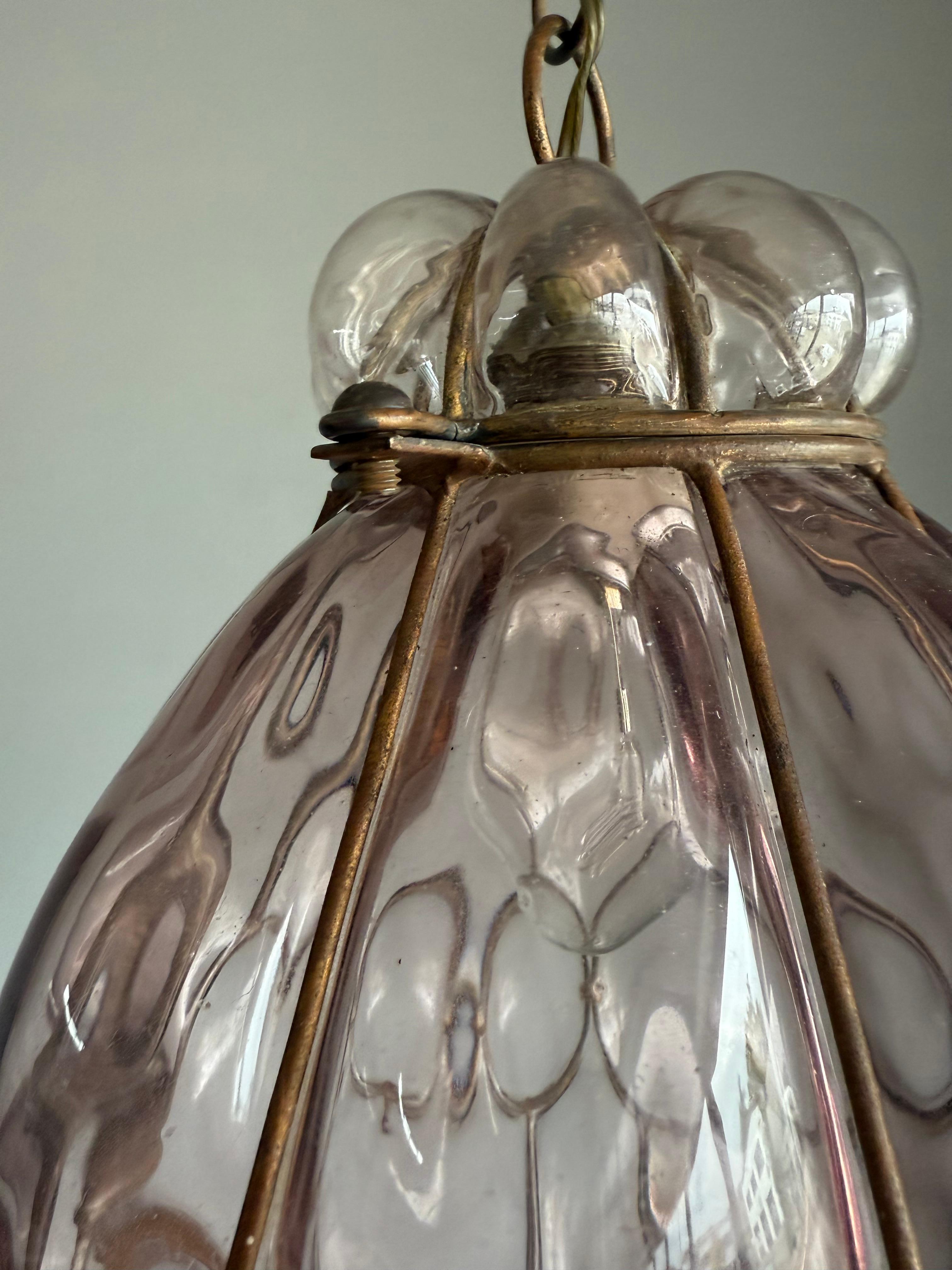 Lámpara colgante veneciana de la época de las Artes y Oficios de cristal soplado a boca en un marco de hierro en venta 2