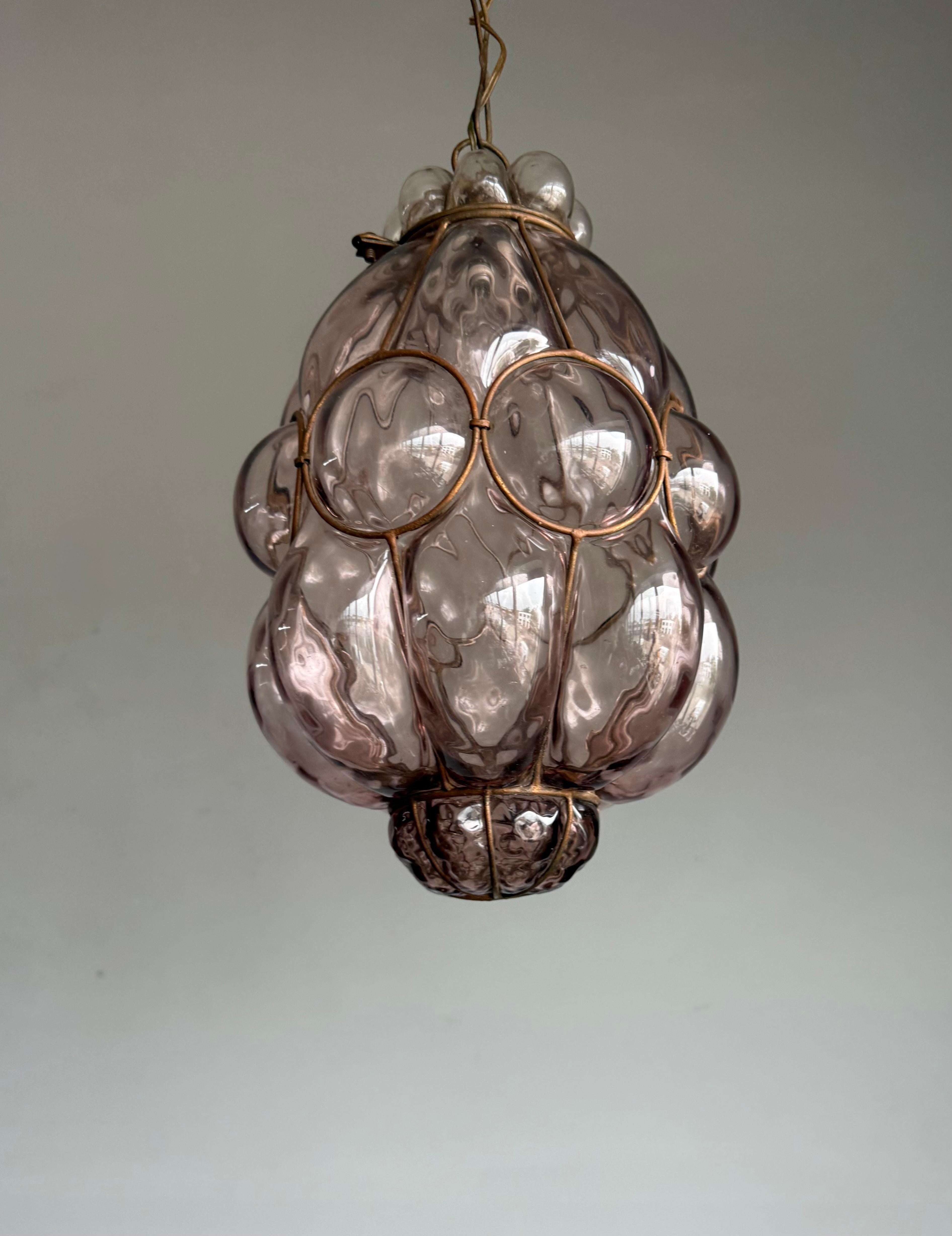 Lámpara colgante veneciana de la época de las Artes y Oficios de cristal soplado a boca en un marco de hierro en venta 4
