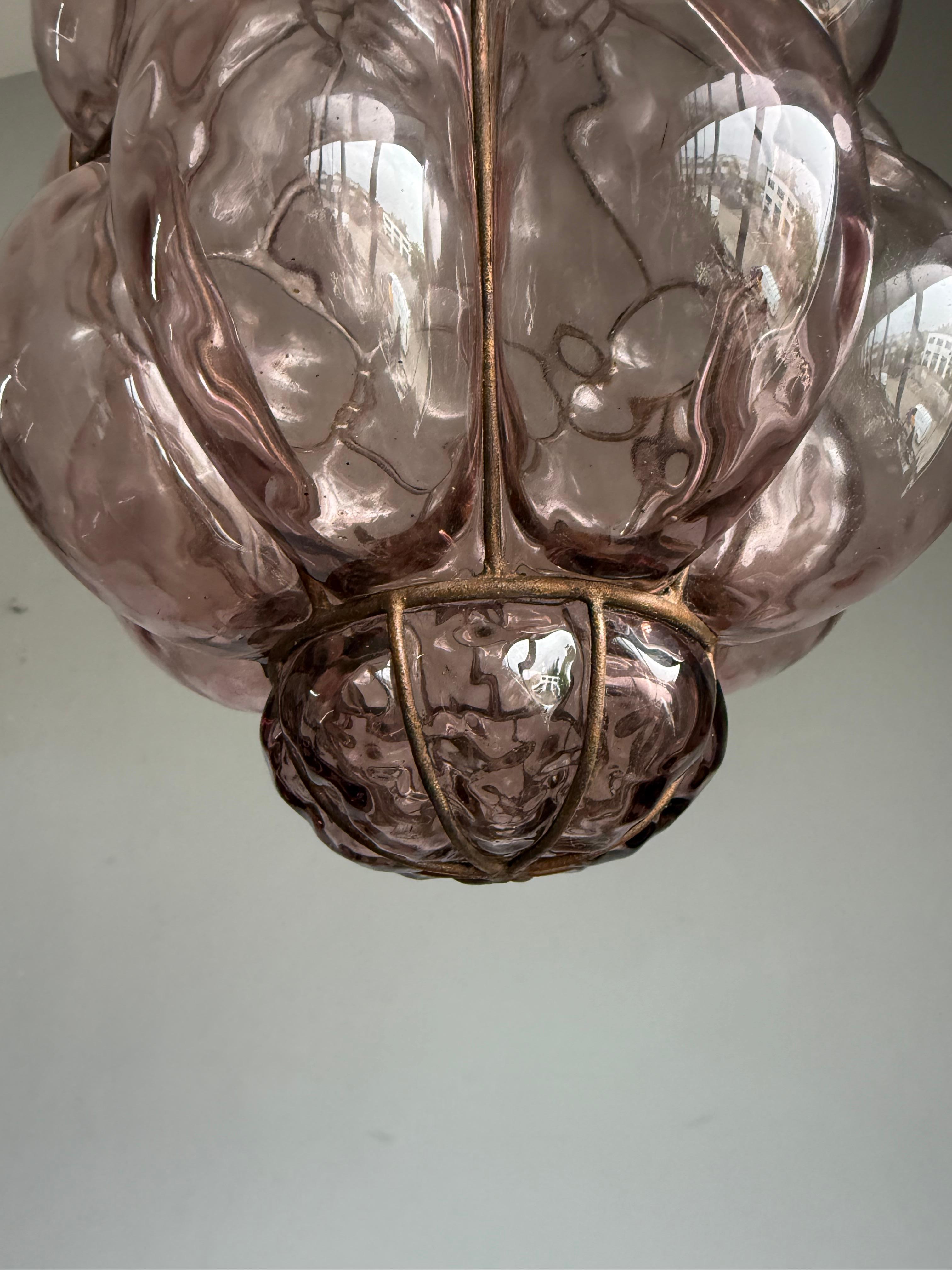 Lámpara colgante veneciana de la época de las Artes y Oficios de cristal soplado a boca en un marco de hierro en venta 7
