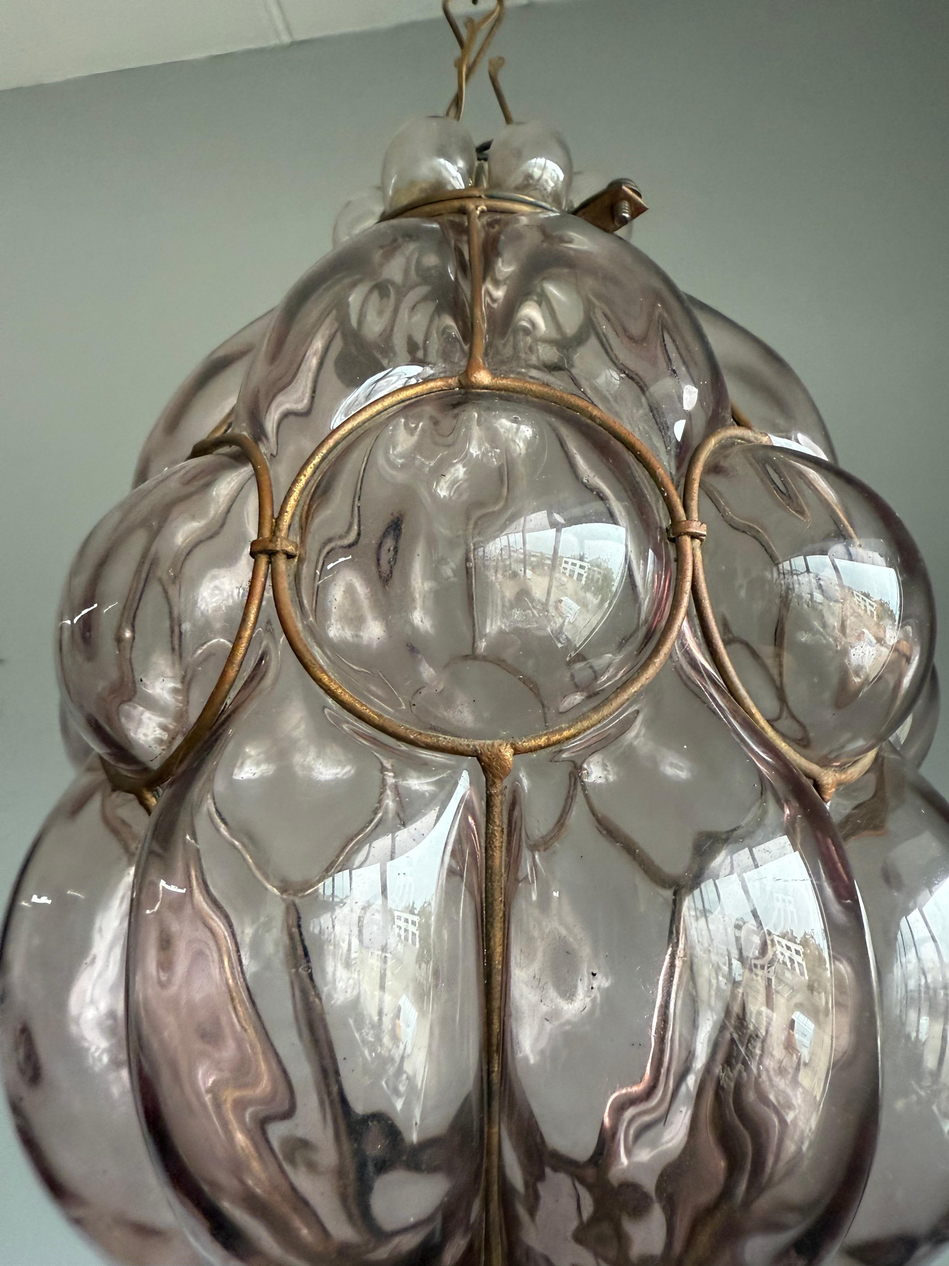 Lámpara colgante veneciana de la época de las Artes y Oficios de cristal soplado a boca en un marco de hierro en venta 8